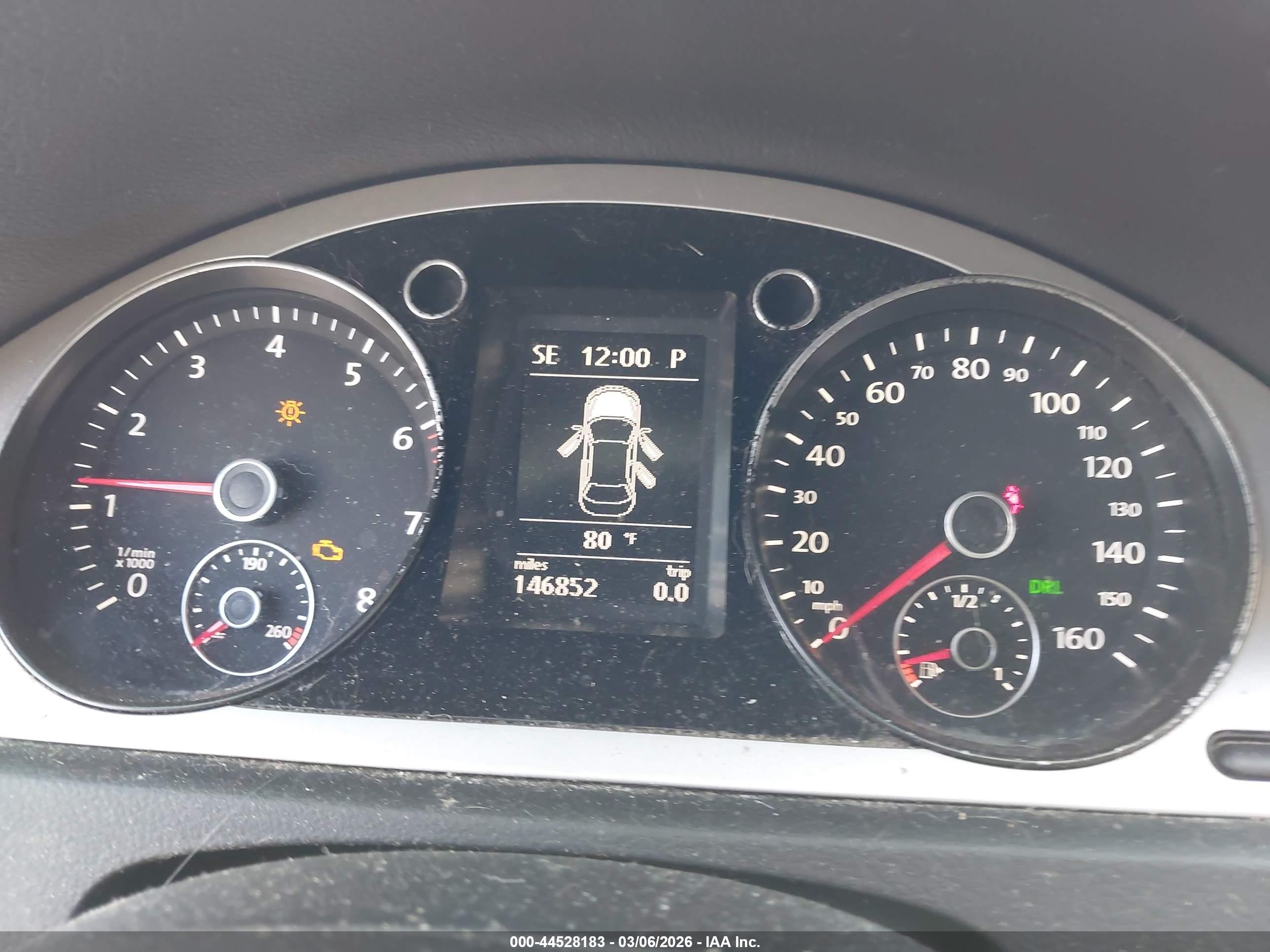 2010 Volkswagen Passat Komfort Серебряный vin: WVWJM7AN8AE099392
