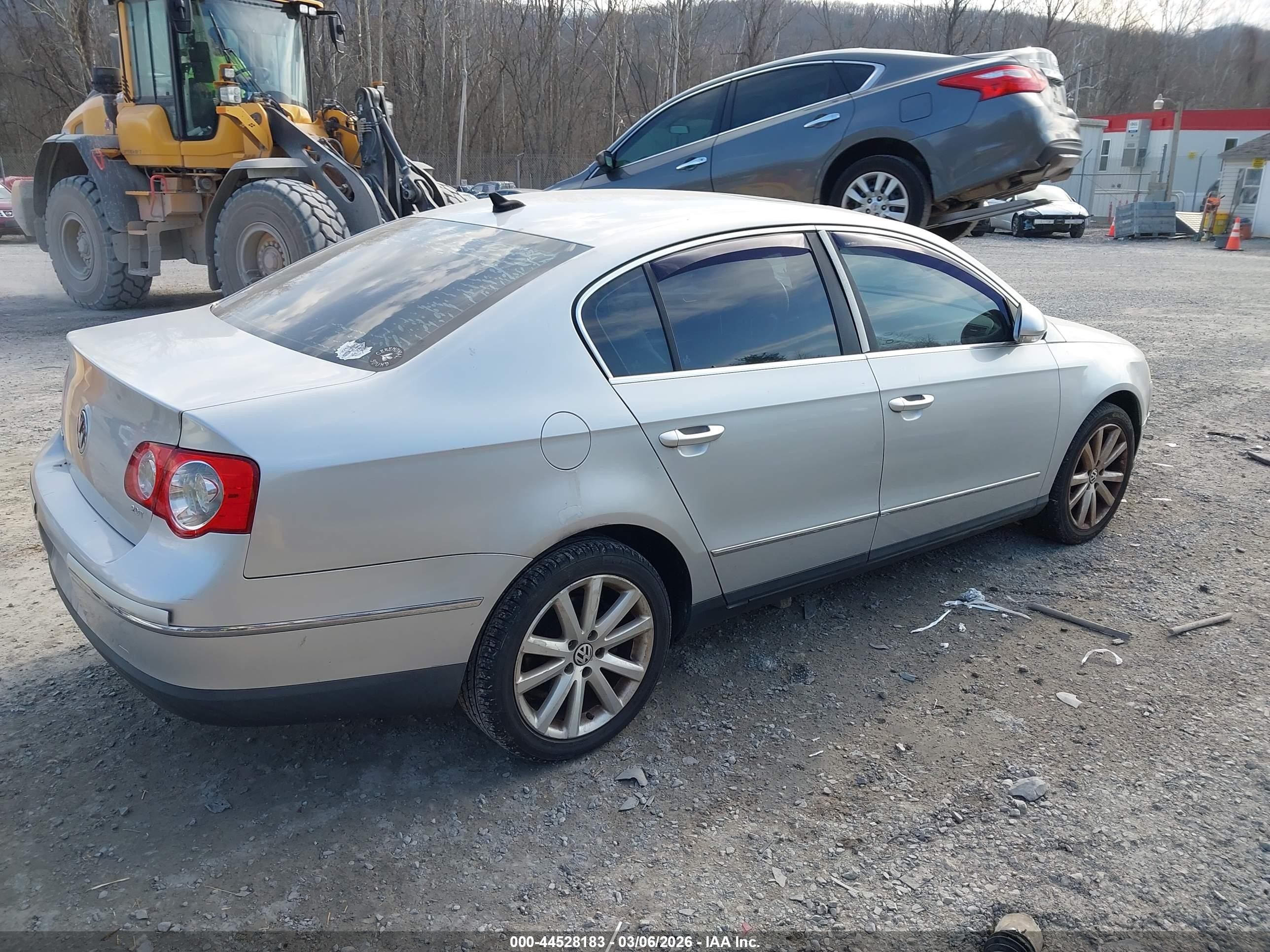 2010 Volkswagen Passat Komfort Серебряный vin: WVWJM7AN8AE099392