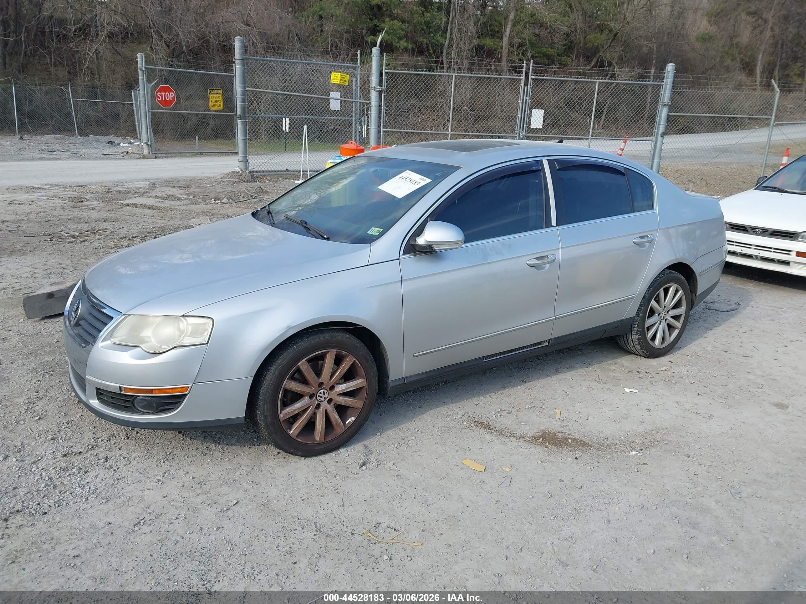 2010 Volkswagen Passat Komfort Серебряный vin: WVWJM7AN8AE099392