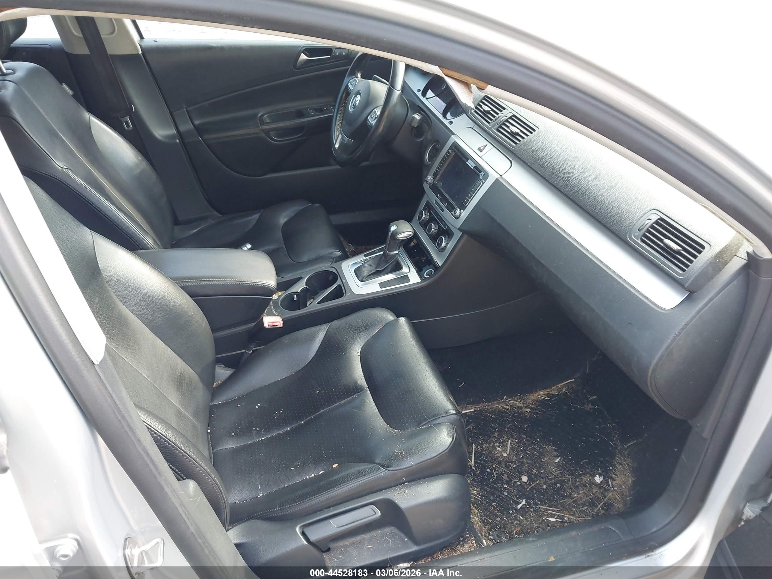 2010 Volkswagen Passat Komfort Серебряный vin: WVWJM7AN8AE099392