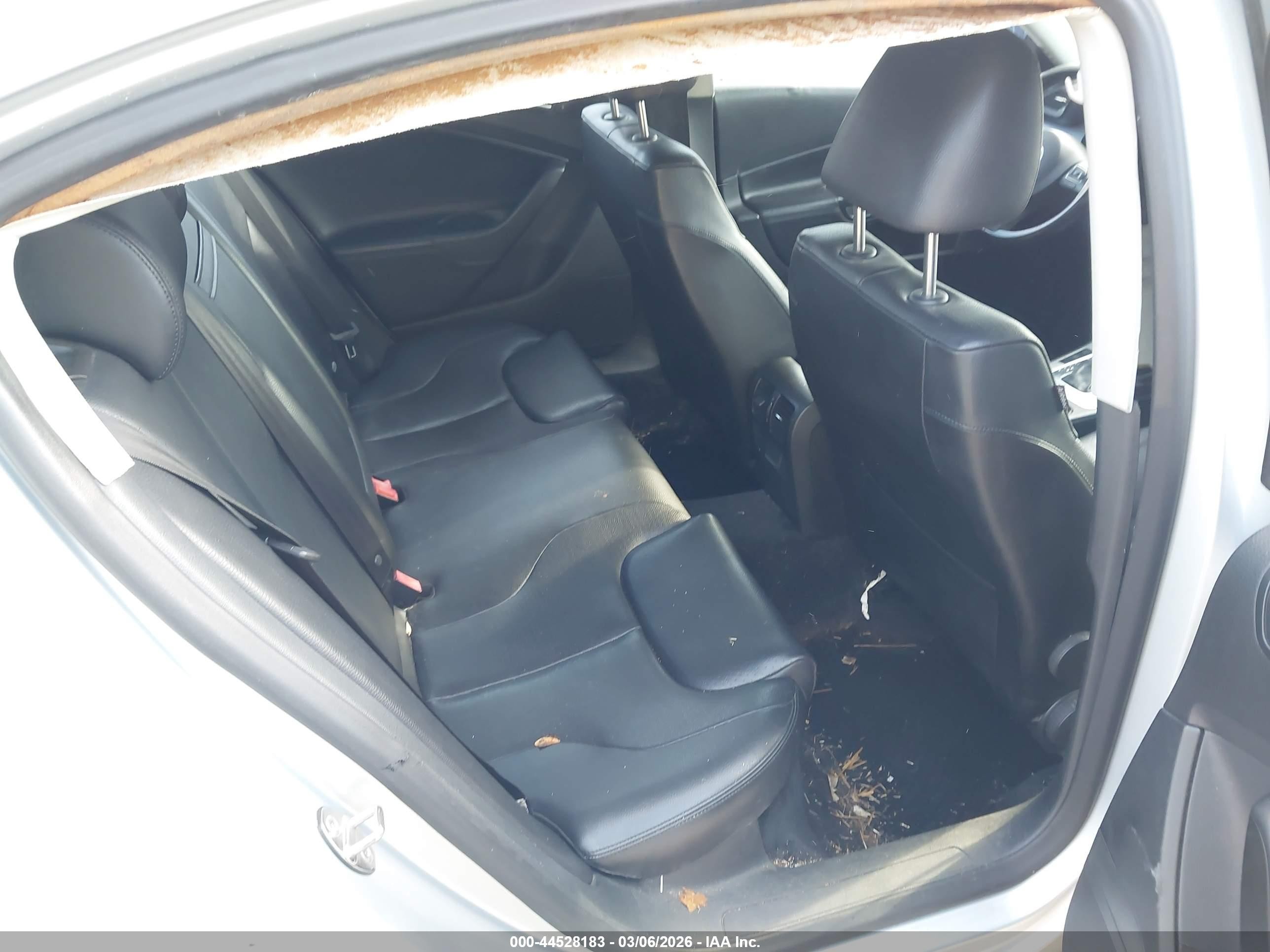 2010 Volkswagen Passat Komfort Серебряный vin: WVWJM7AN8AE099392