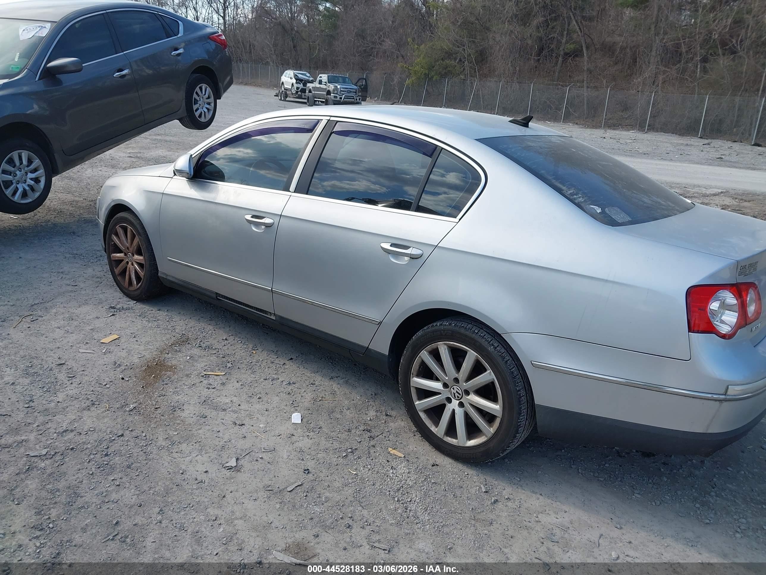 2010 Volkswagen Passat Komfort Серебряный vin: WVWJM7AN8AE099392