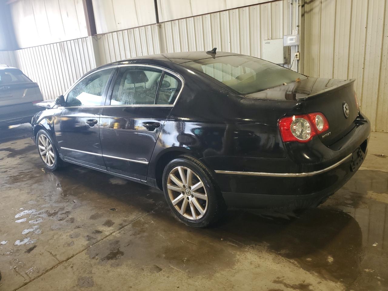2010 Volkswagen Passat Komfort Black vin: WVWJM7ANXAP051879