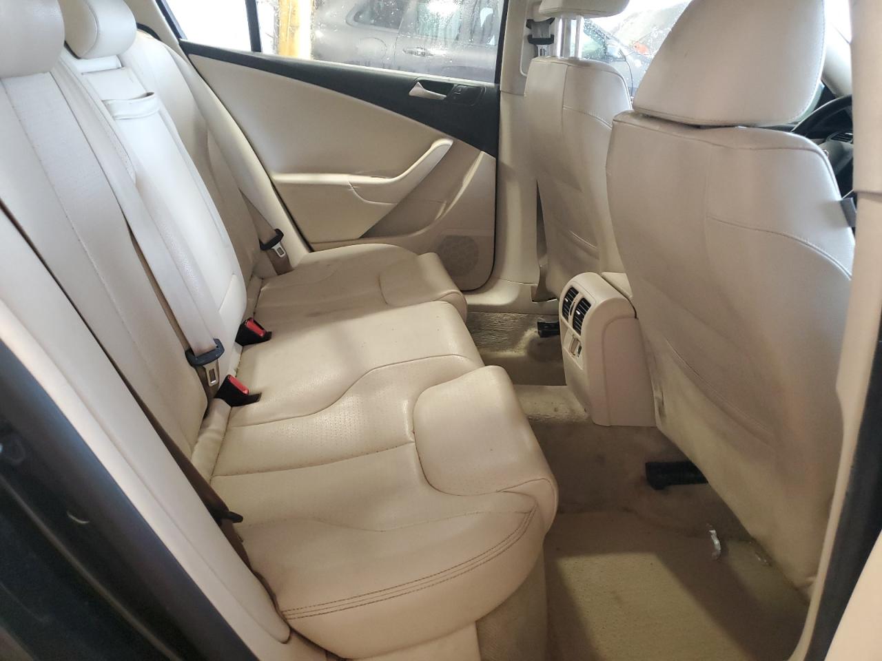 2010 Volkswagen Passat Komfort Black vin: WVWJM7ANXAP051879