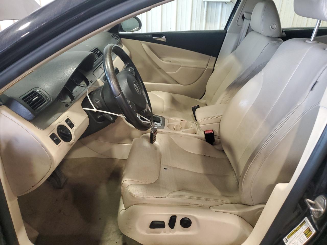 2010 Volkswagen Passat Komfort Black vin: WVWJM7ANXAP051879