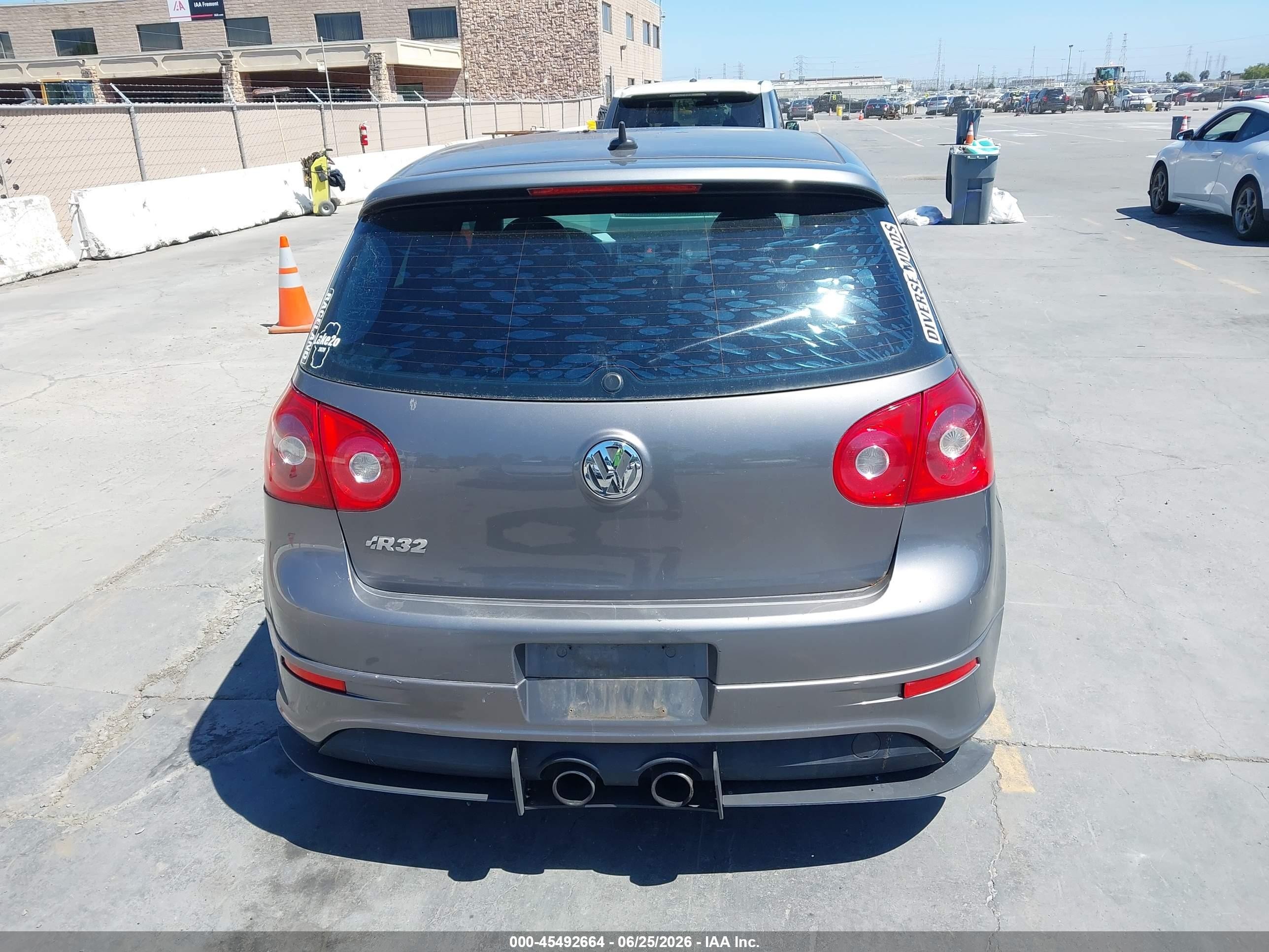 2008 Volkswagen R32   Gray vin: WVWKC71K98W156054