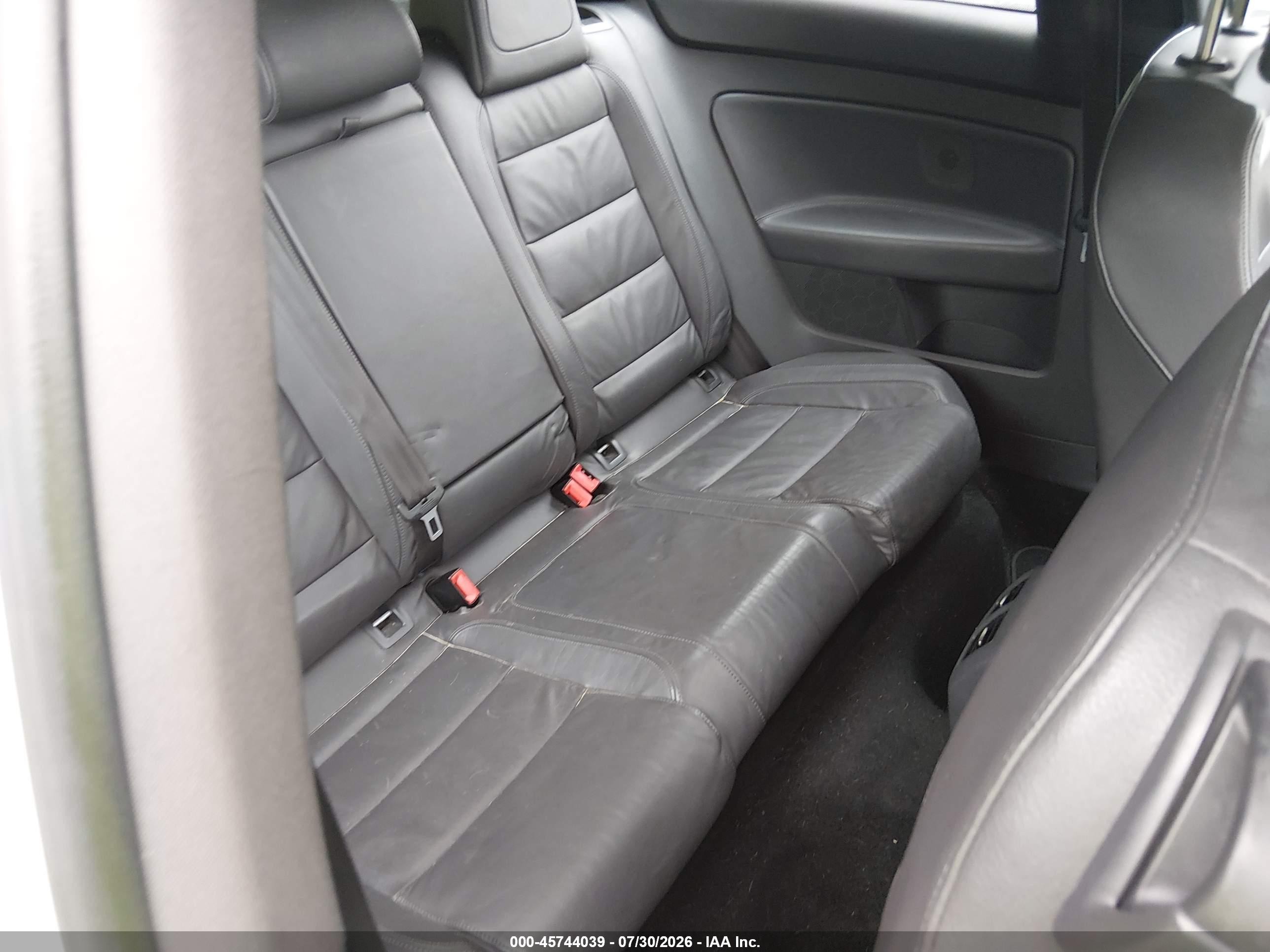 2008 Volkswagen R32   White vin: WVWKC71KX8W175888