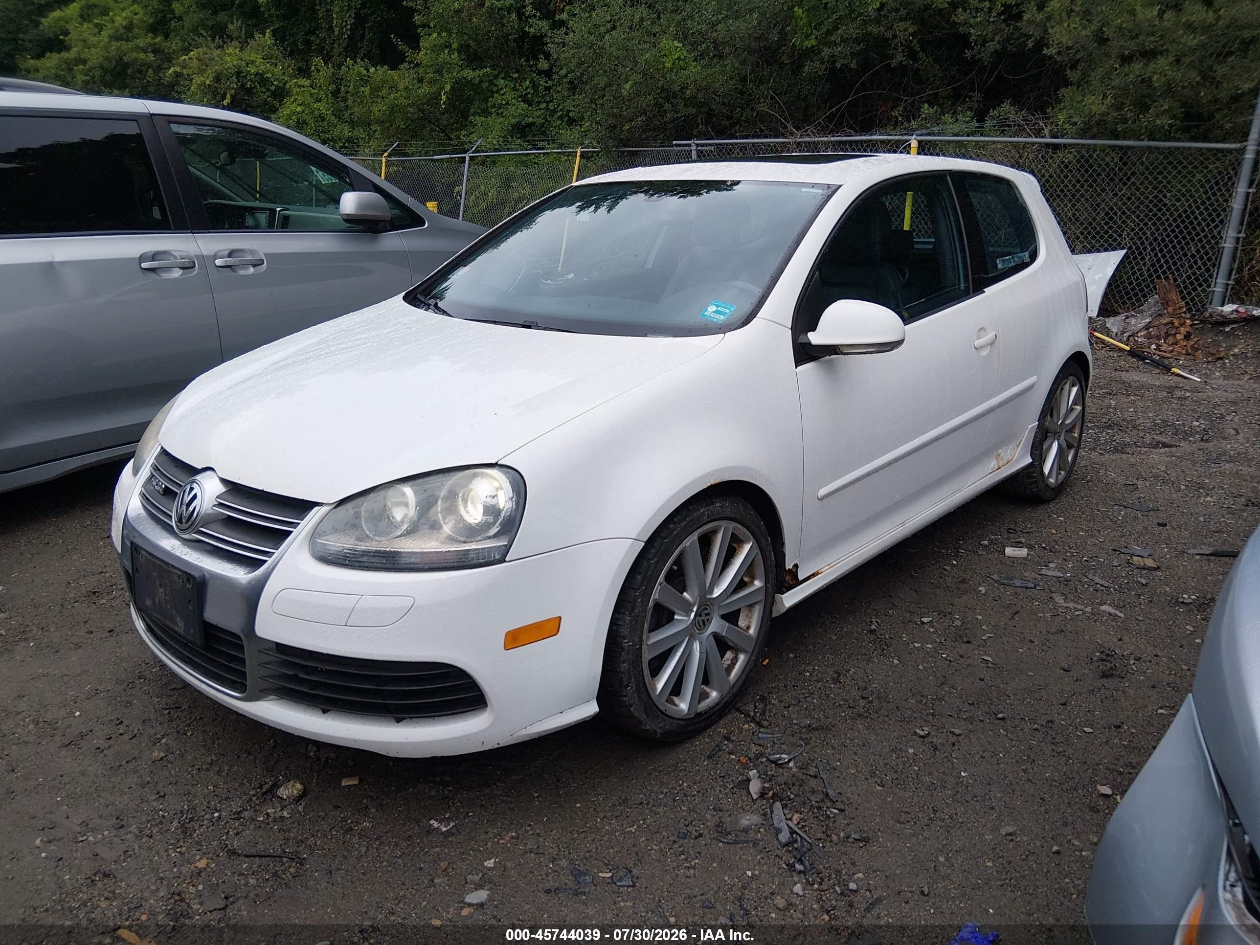 2008 Volkswagen R32   White vin: WVWKC71KX8W175888