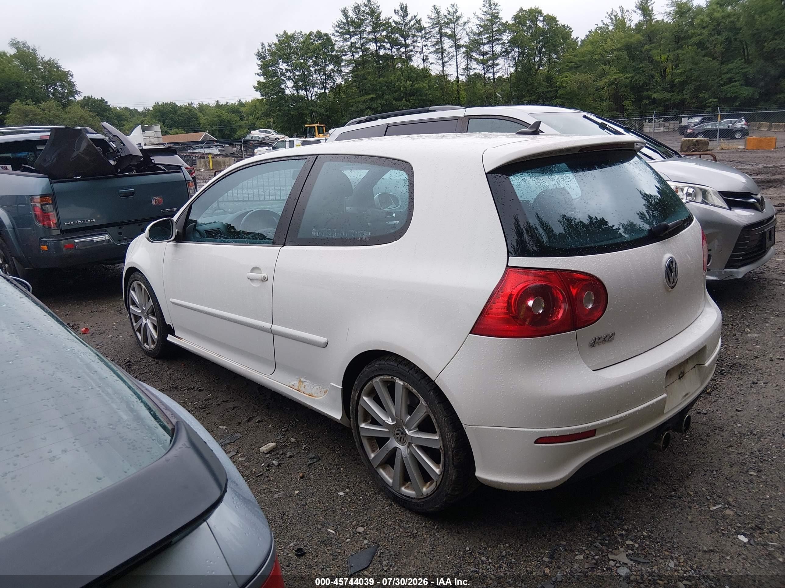 2008 Volkswagen R32   White vin: WVWKC71KX8W175888