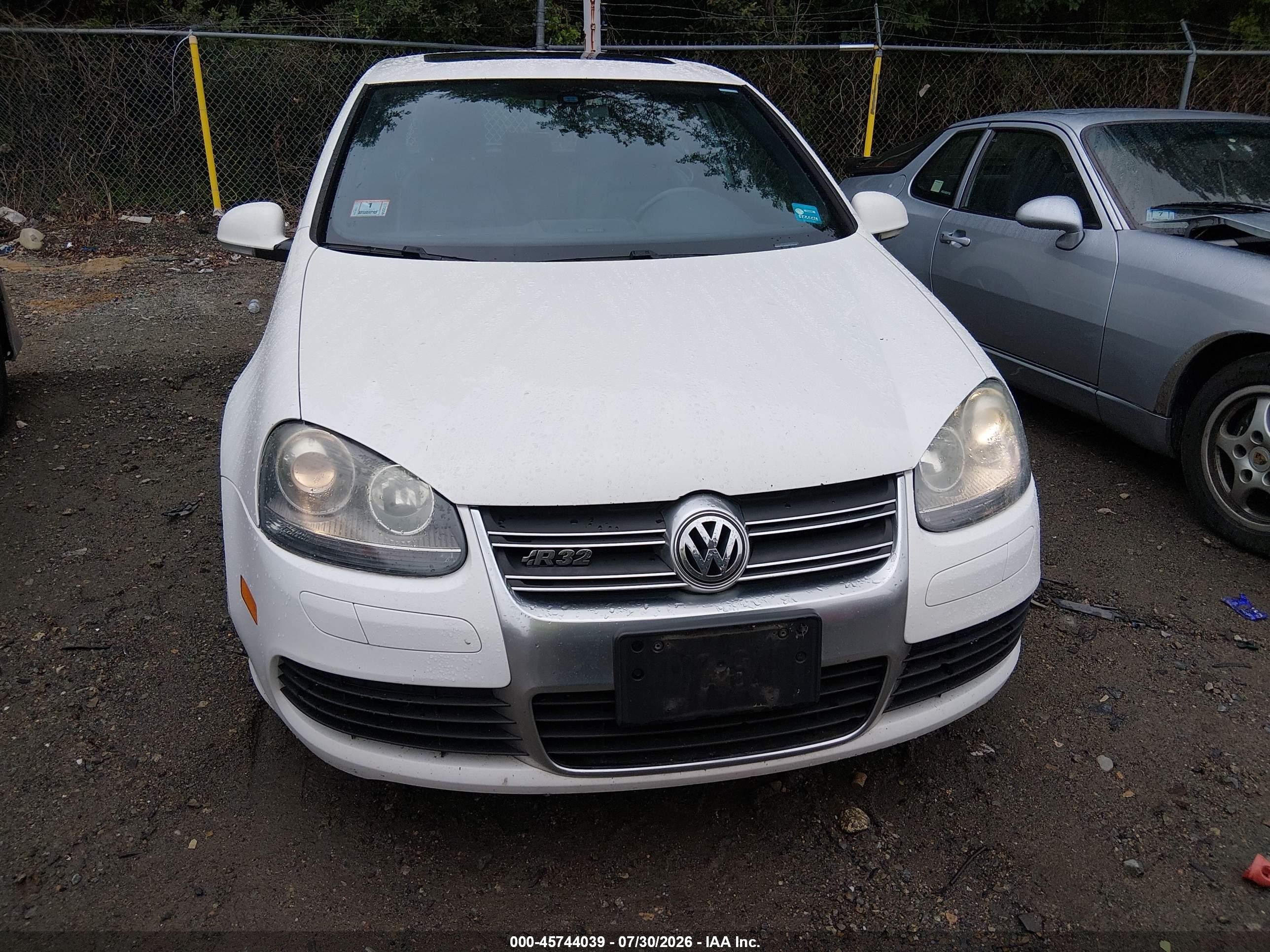 2008 Volkswagen R32   White vin: WVWKC71KX8W175888
