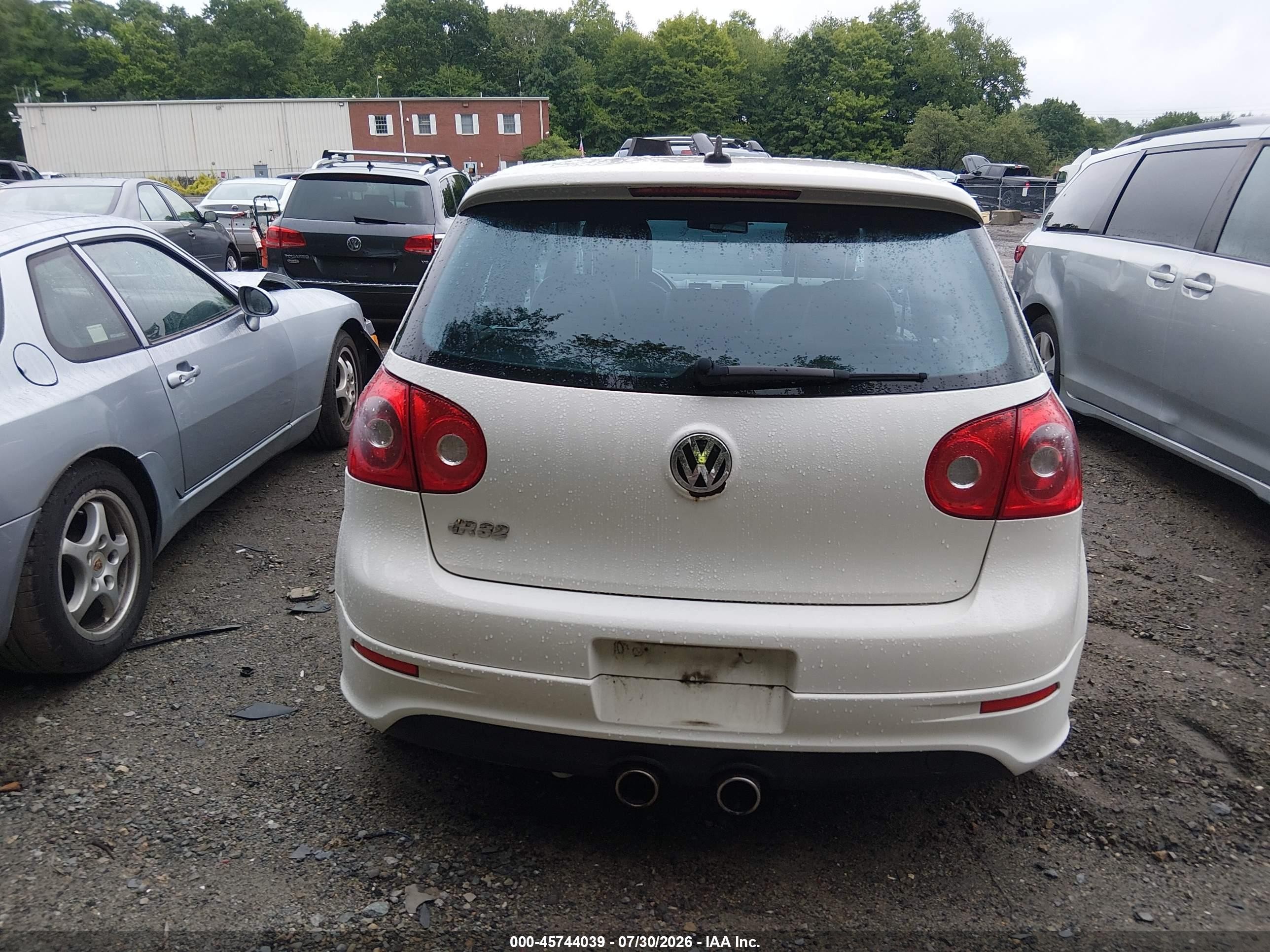 2008 Volkswagen R32   White vin: WVWKC71KX8W175888