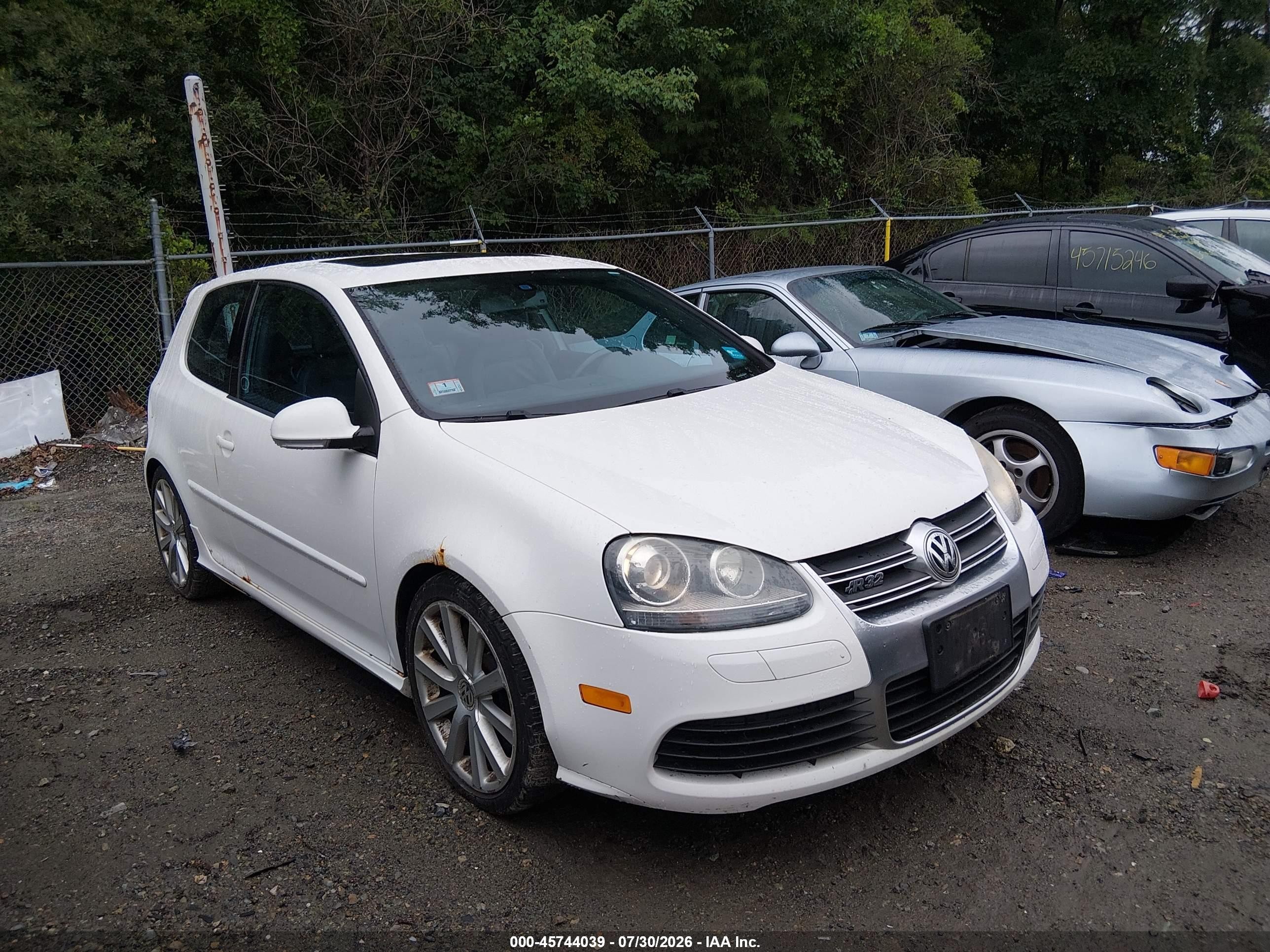 2008 Volkswagen R32   White vin: WVWKC71KX8W175888