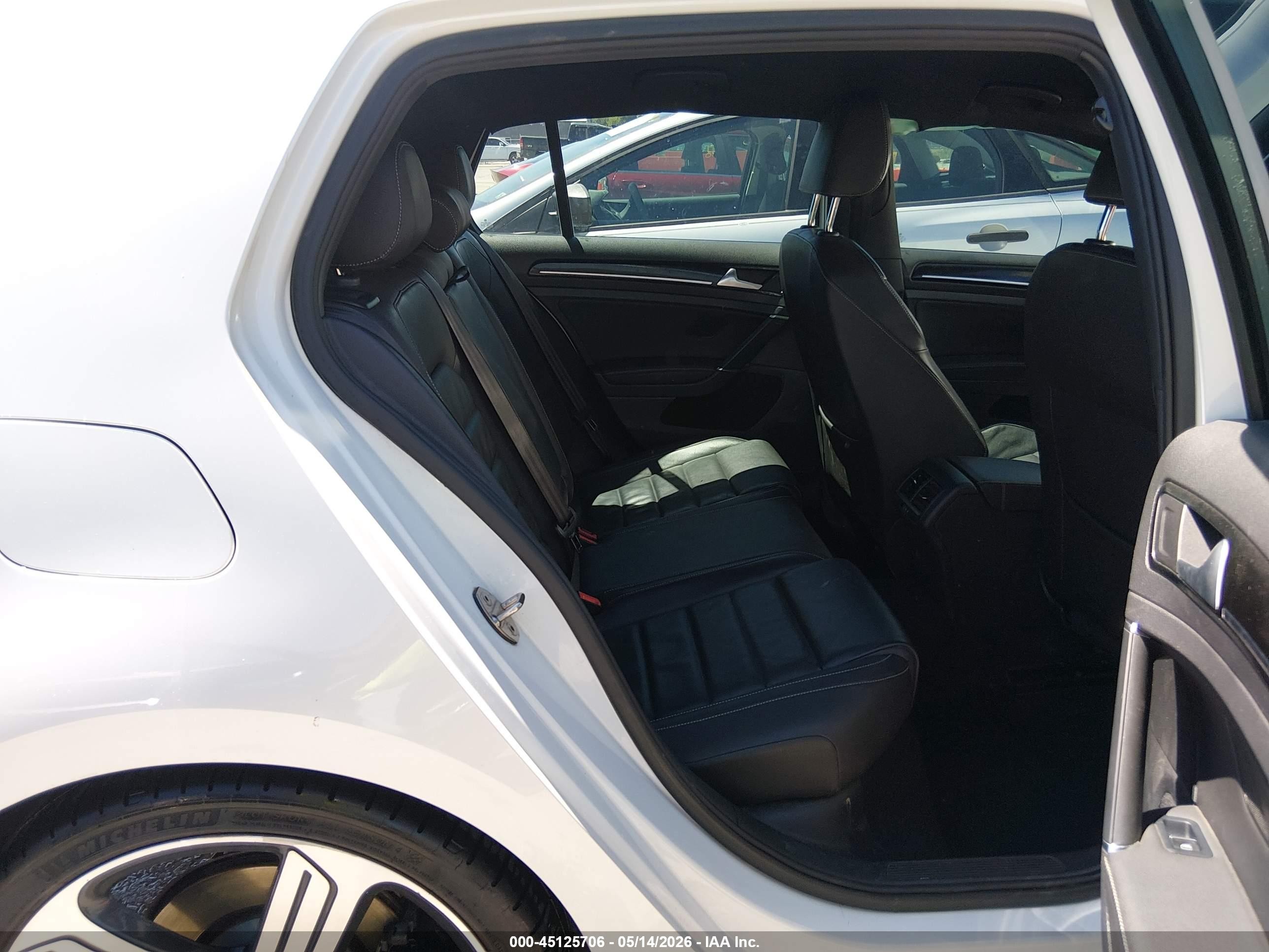 2015 Volkswagen Golf R 4-door White vin: WVWLF7AU4FW237456
