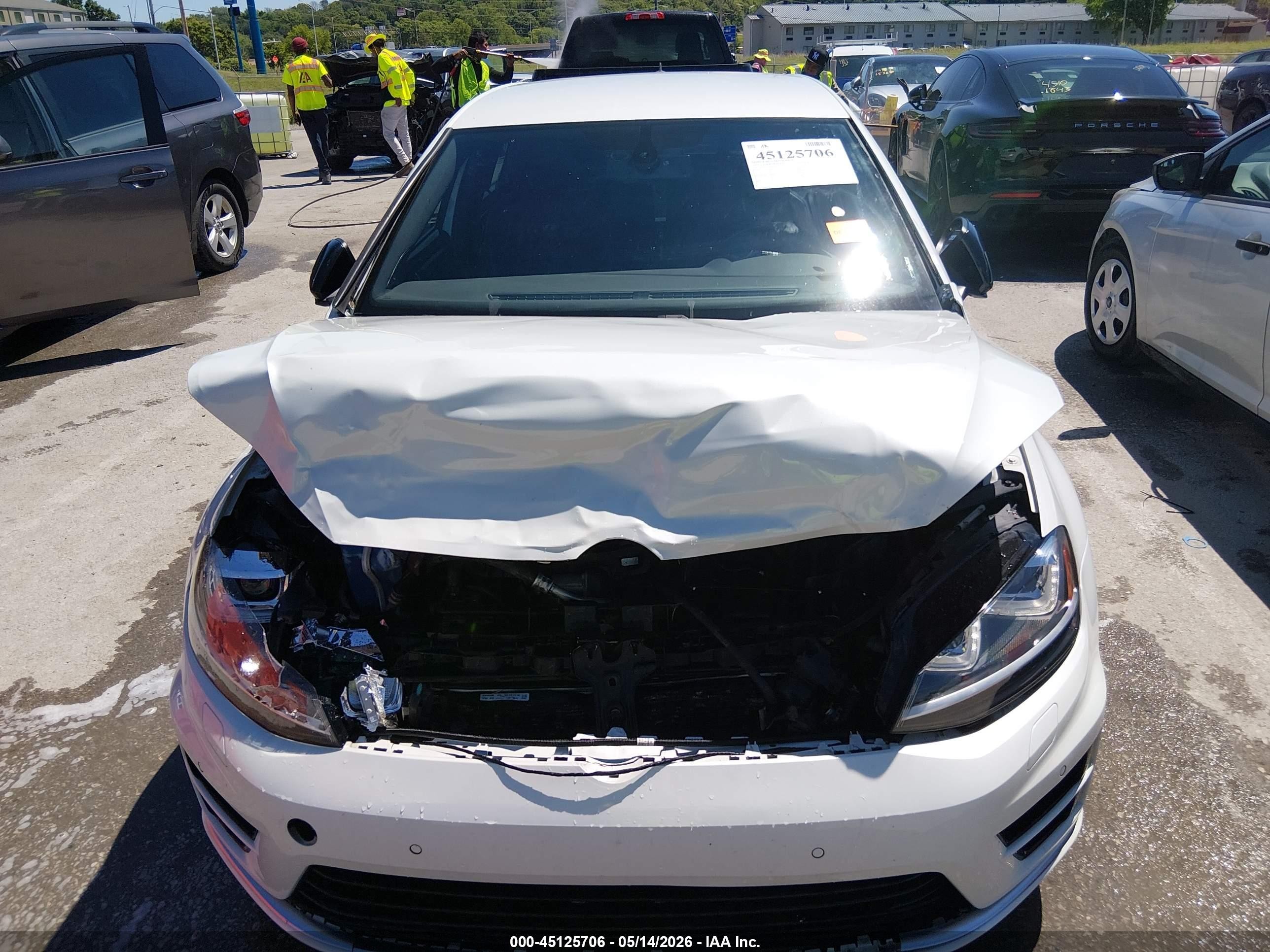 2015 Volkswagen Golf R 4-door White vin: WVWLF7AU4FW237456