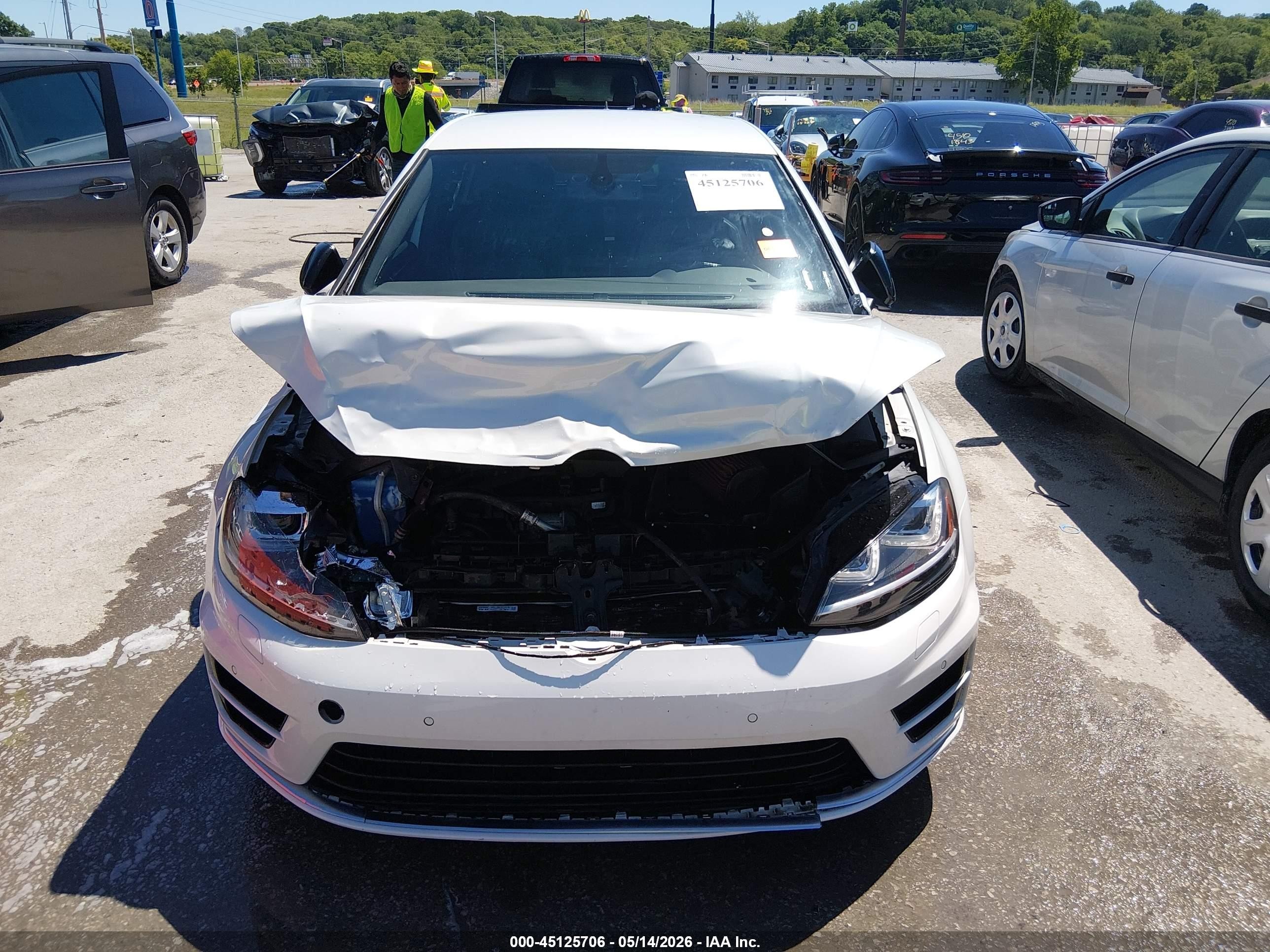 2015 Volkswagen Golf R 4-door White vin: WVWLF7AU4FW237456