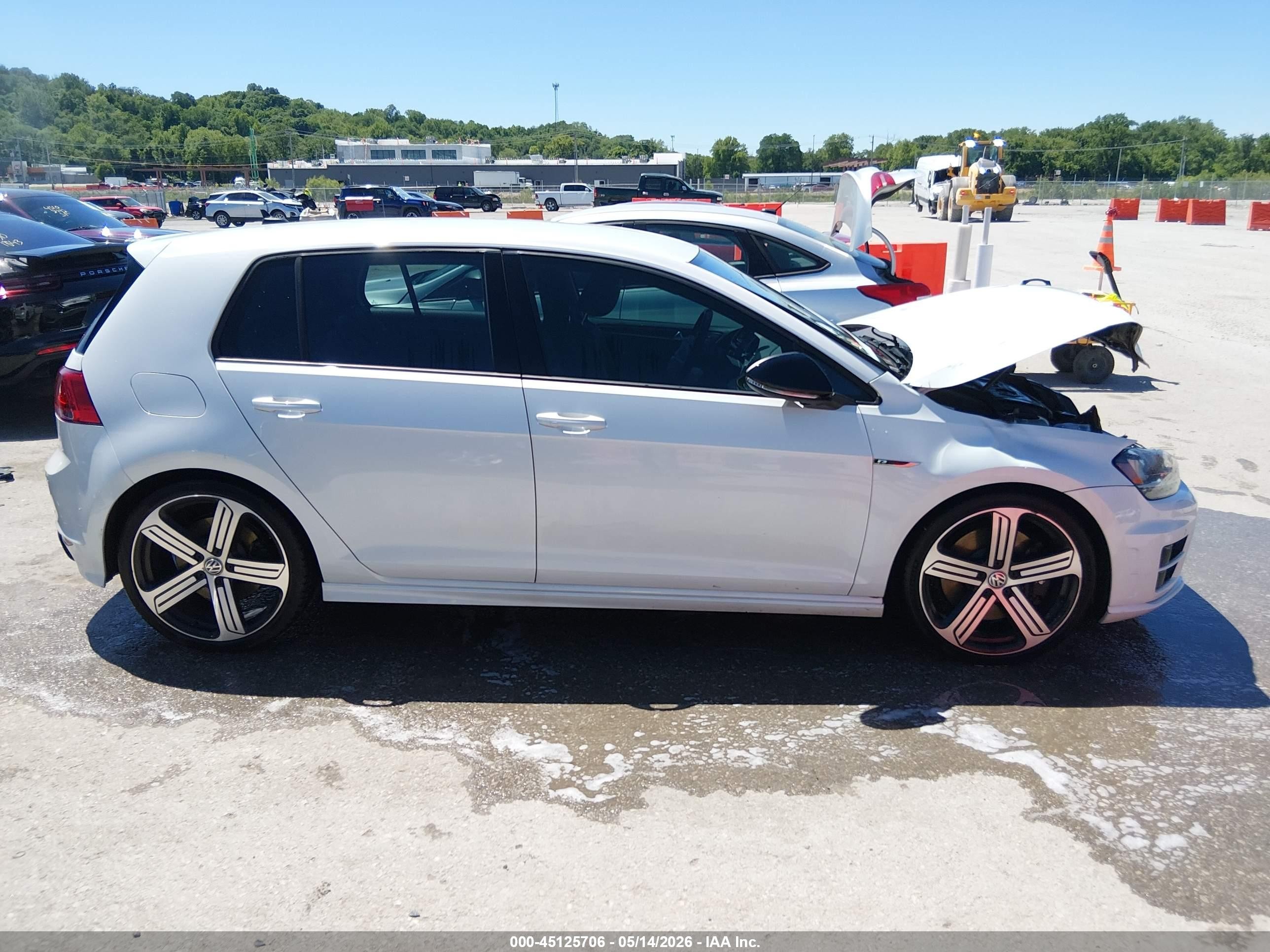 2015 Volkswagen Golf R 4-door White vin: WVWLF7AU4FW237456