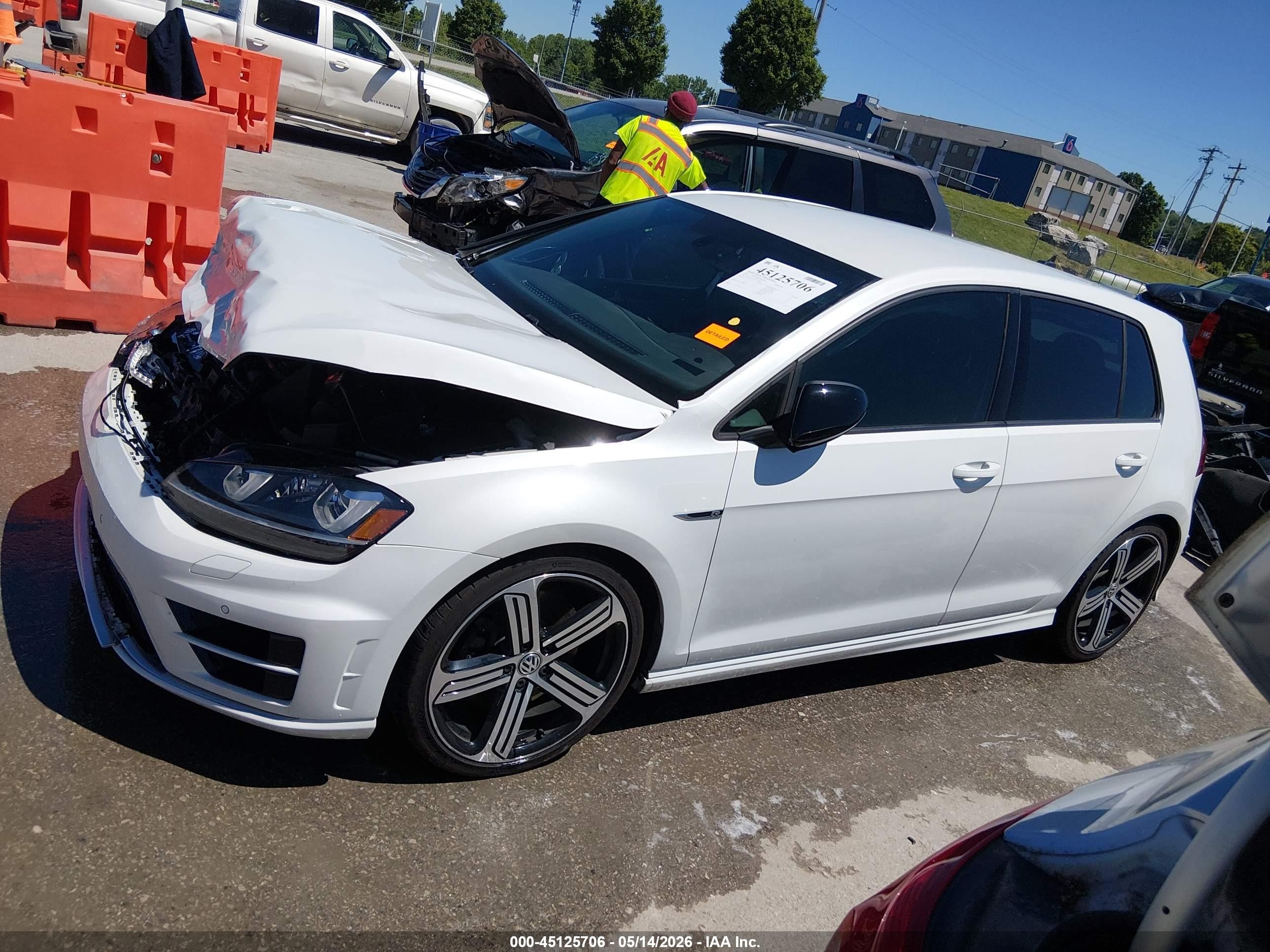 2015 Volkswagen Golf R 4-door White vin: WVWLF7AU4FW237456