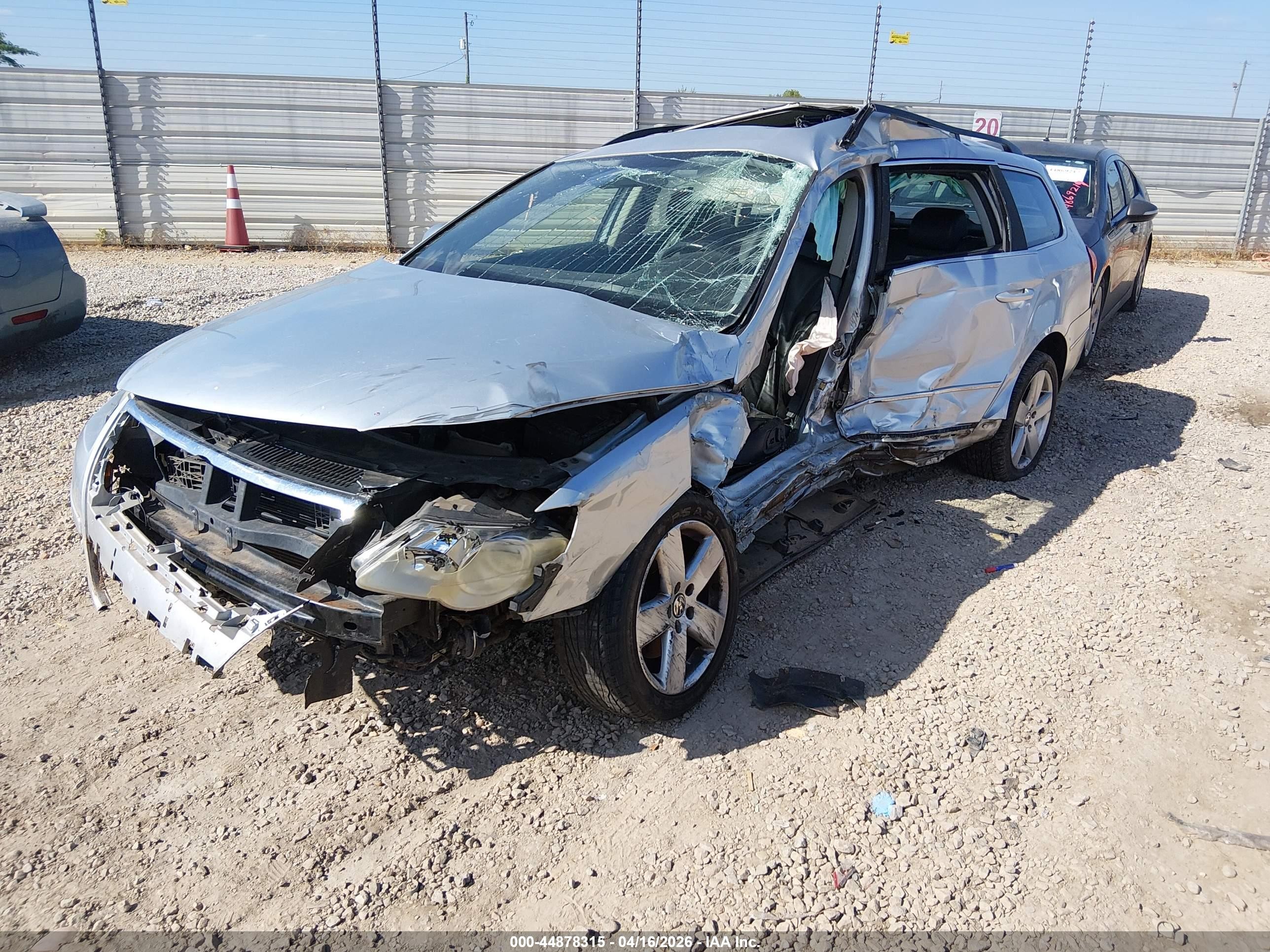 2008 Volkswagen Passat Komfort Silver vin: WVWLK73C28E034185