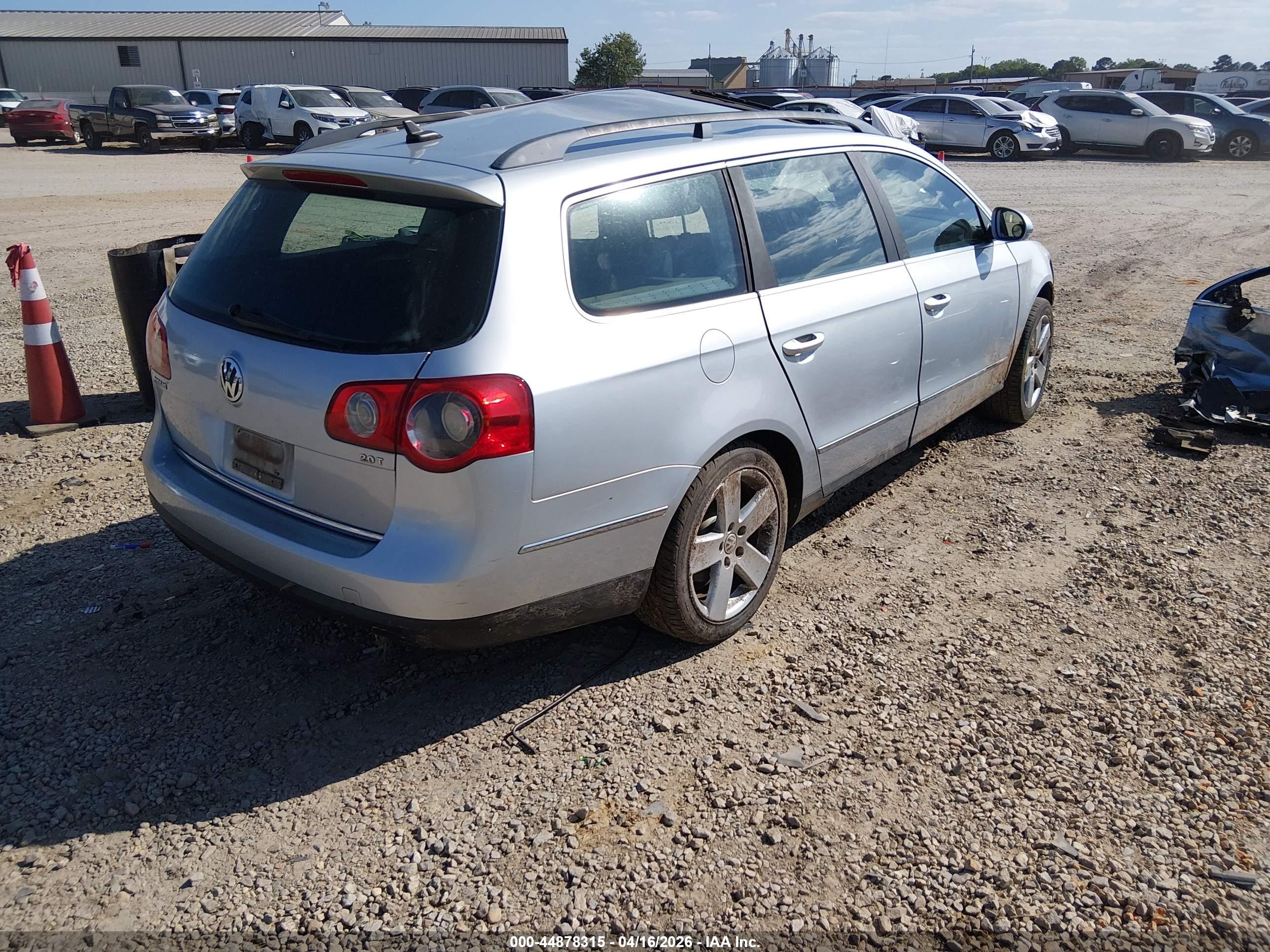 2008 Volkswagen Passat Komfort Silver vin: WVWLK73C28E034185