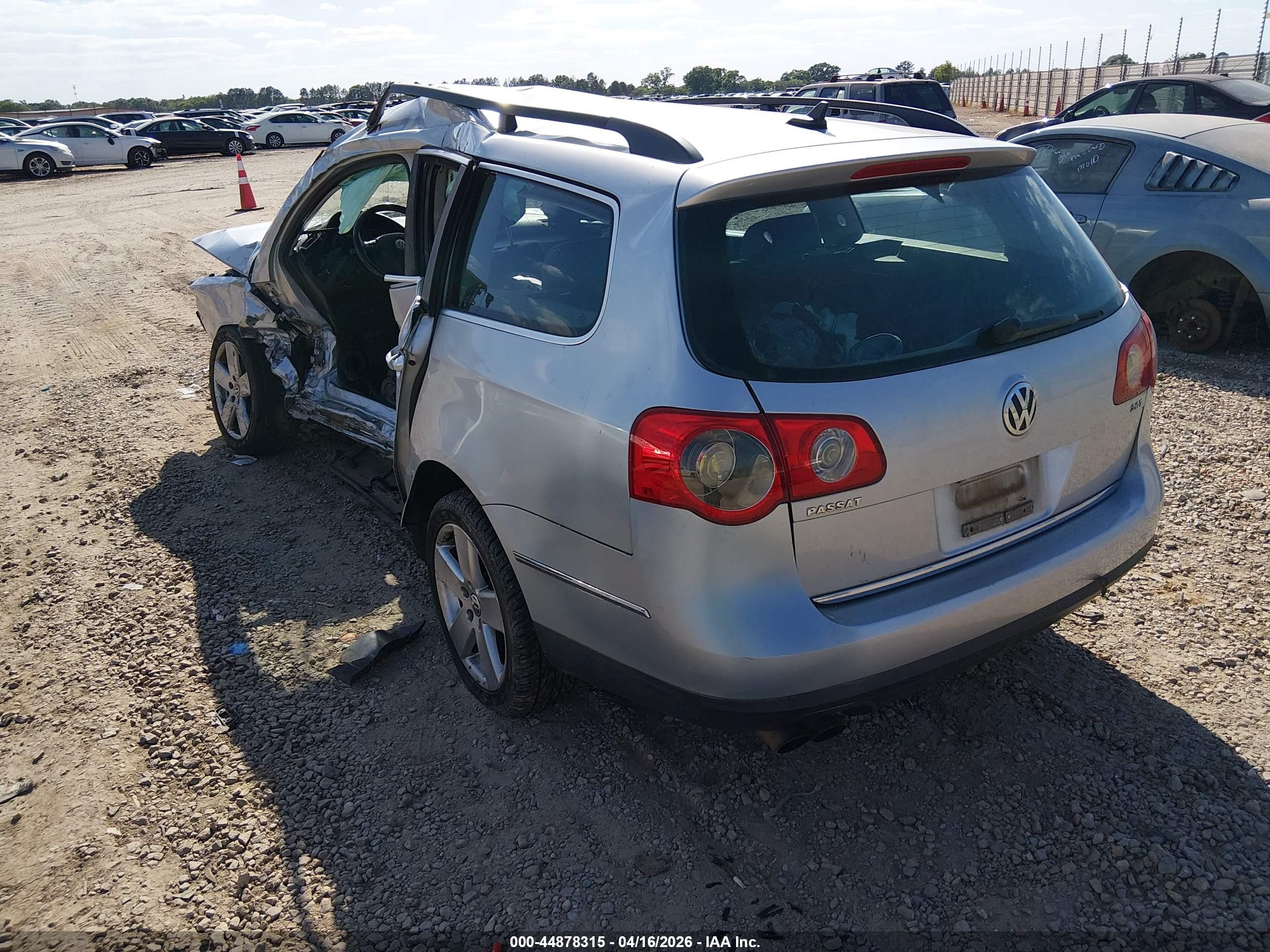 2008 Volkswagen Passat Komfort Silver vin: WVWLK73C28E034185