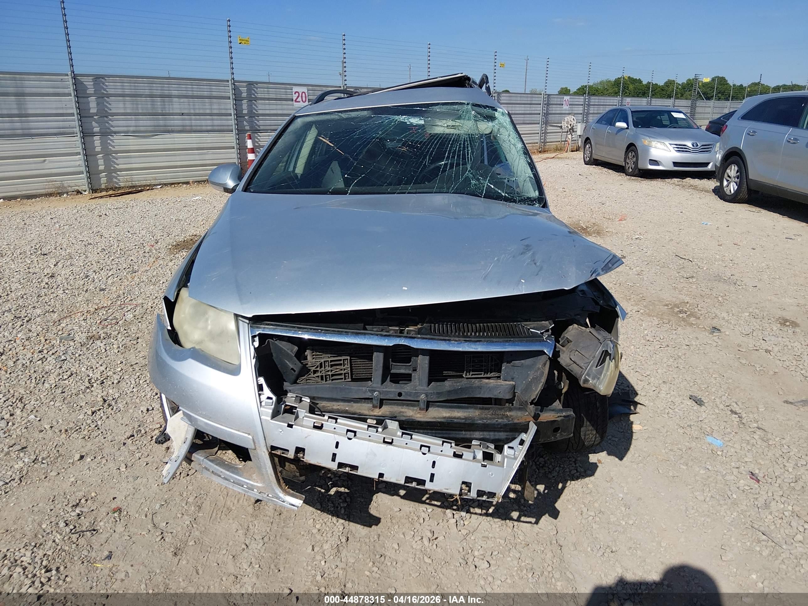 2008 Volkswagen Passat Komfort Silver vin: WVWLK73C28E034185