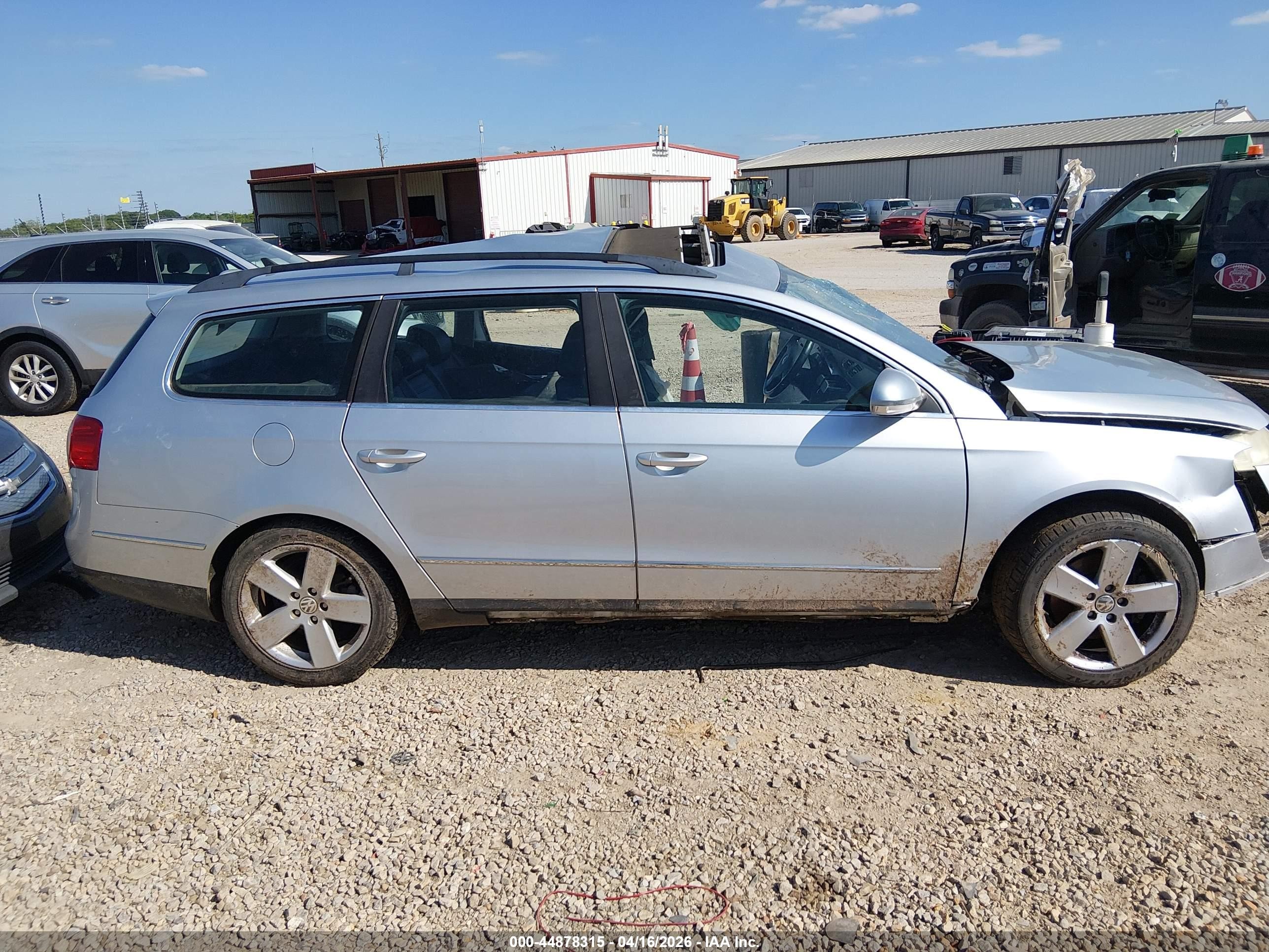 2008 Volkswagen Passat Komfort Silver vin: WVWLK73C28E034185