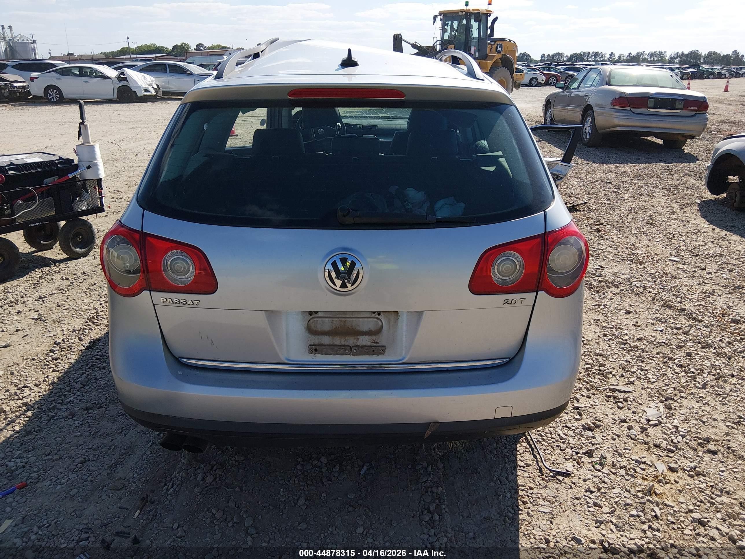 2008 Volkswagen Passat Komfort Silver vin: WVWLK73C28E034185