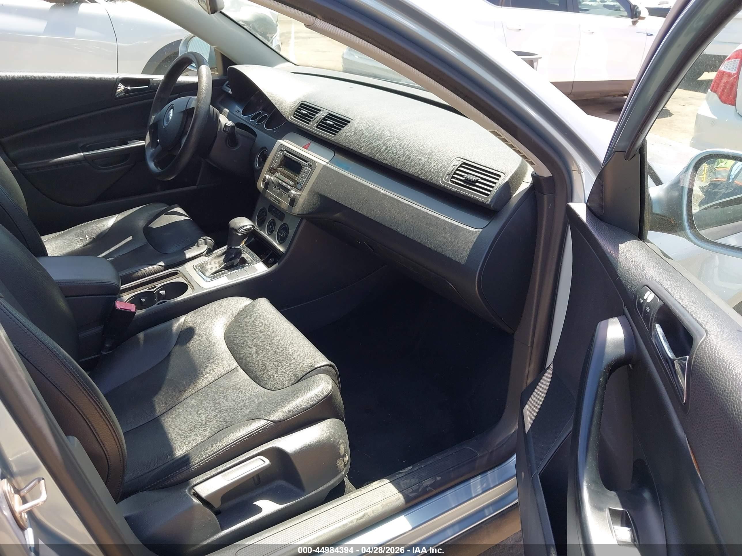 2007 Volkswagen Passat 2.0t Light Blue vin: WVWLK73C47E008542
