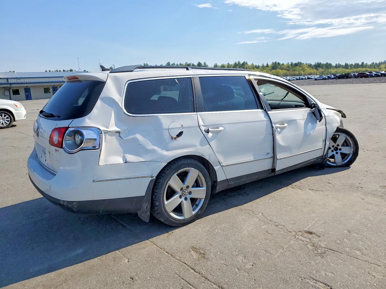 2008 Volkswagen Passat Wagon White vin: WVWLK73C68E240402