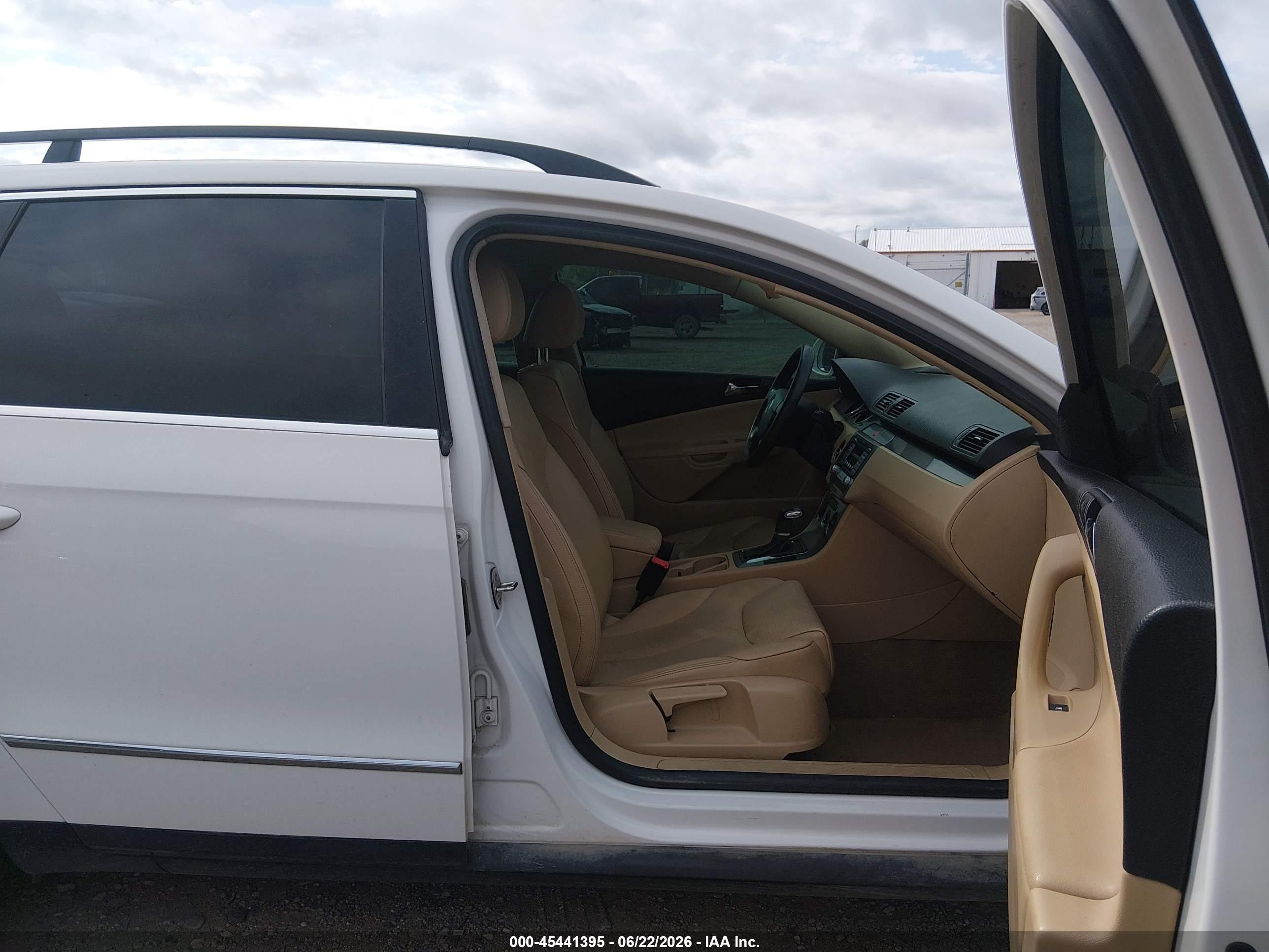 2007 Volkswagen Passat 2.0t White vin: WVWLK73CX7E104515
