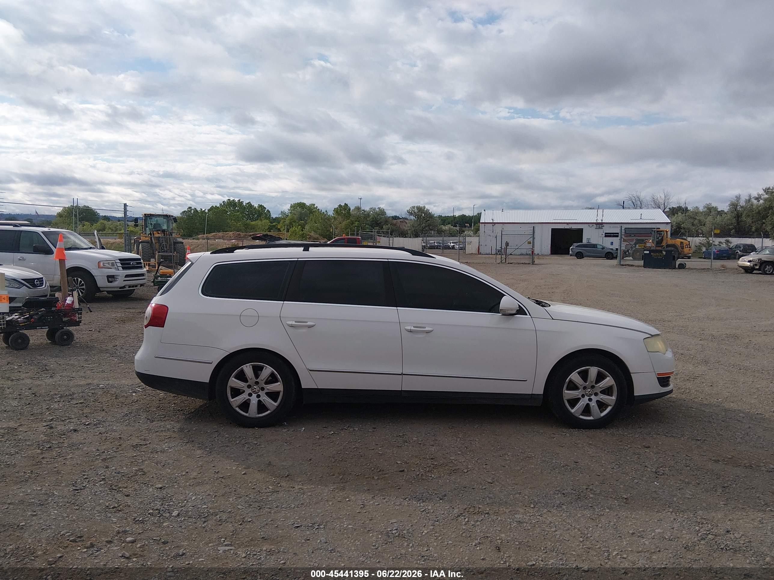 2007 Volkswagen Passat 2.0t White vin: WVWLK73CX7E104515