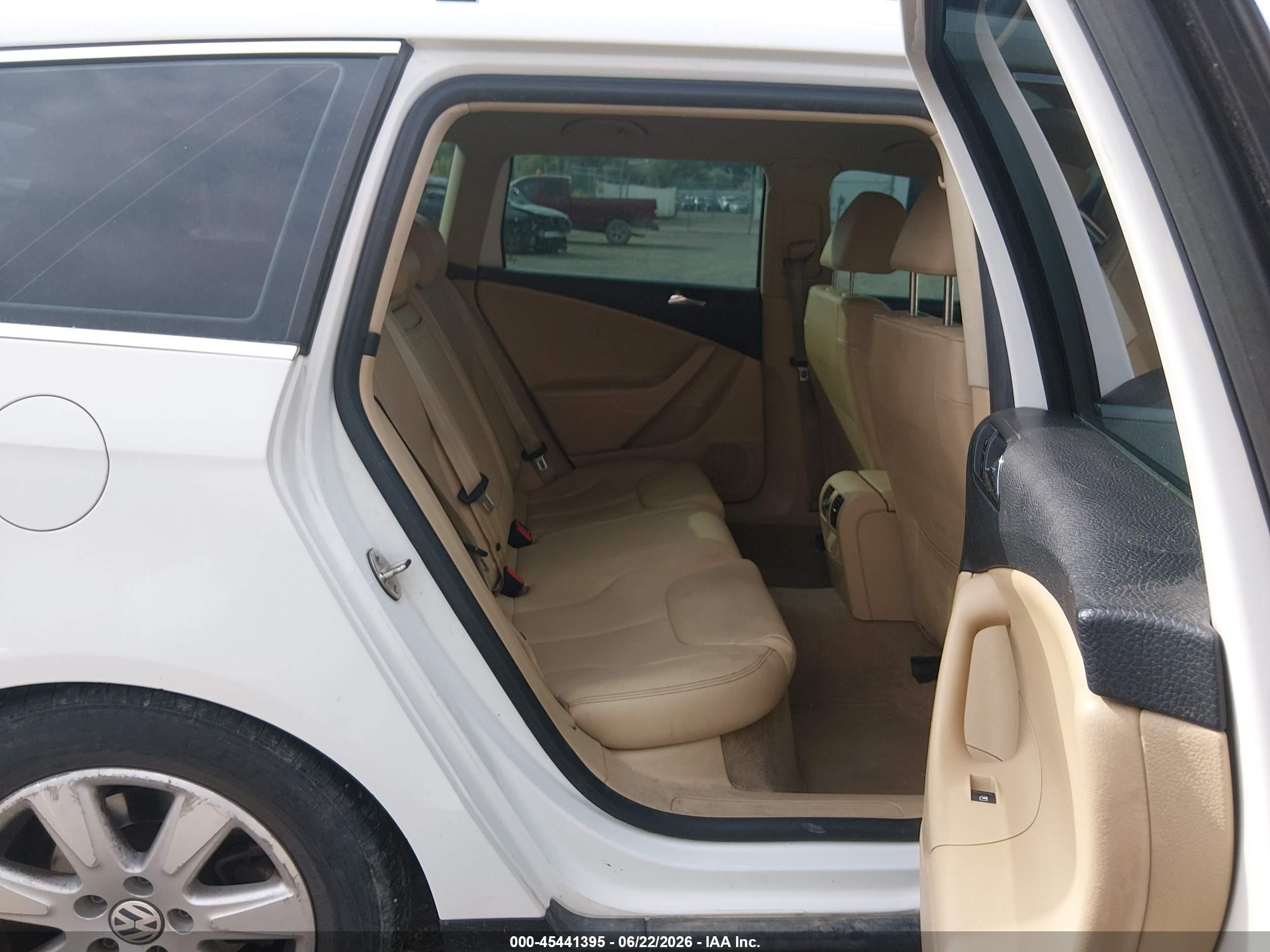2007 Volkswagen Passat 2.0t White vin: WVWLK73CX7E104515