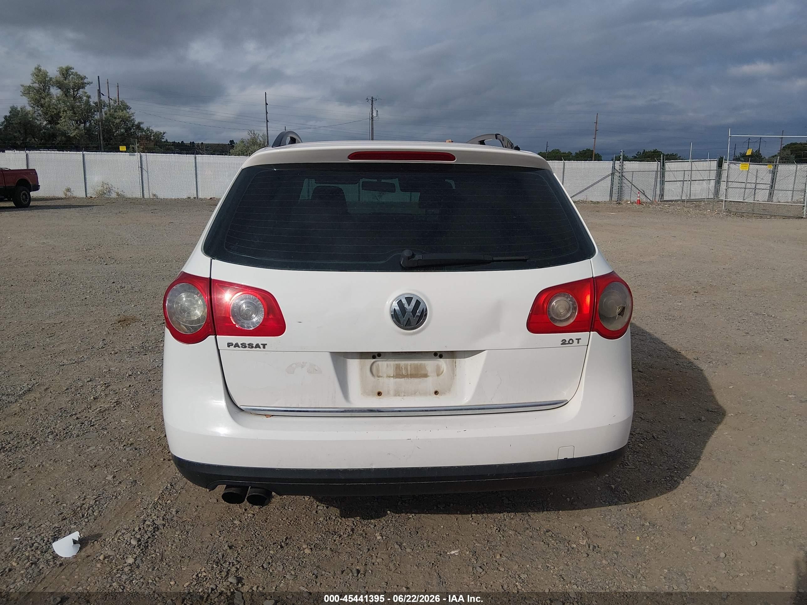 2007 Volkswagen Passat 2.0t White vin: WVWLK73CX7E104515
