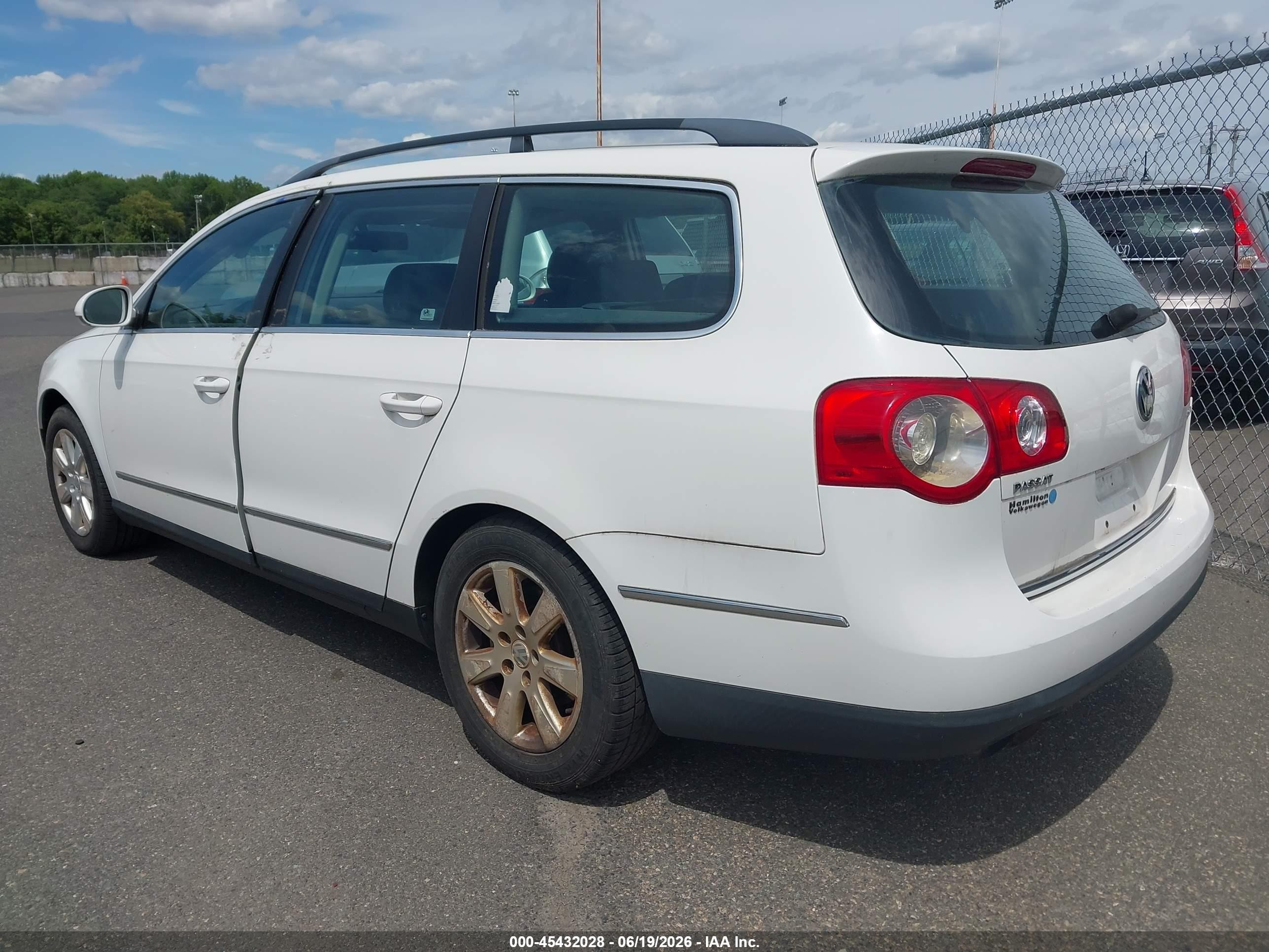 2007 Volkswagen Passat 2.0t White vin: WVWLK93C07E007495