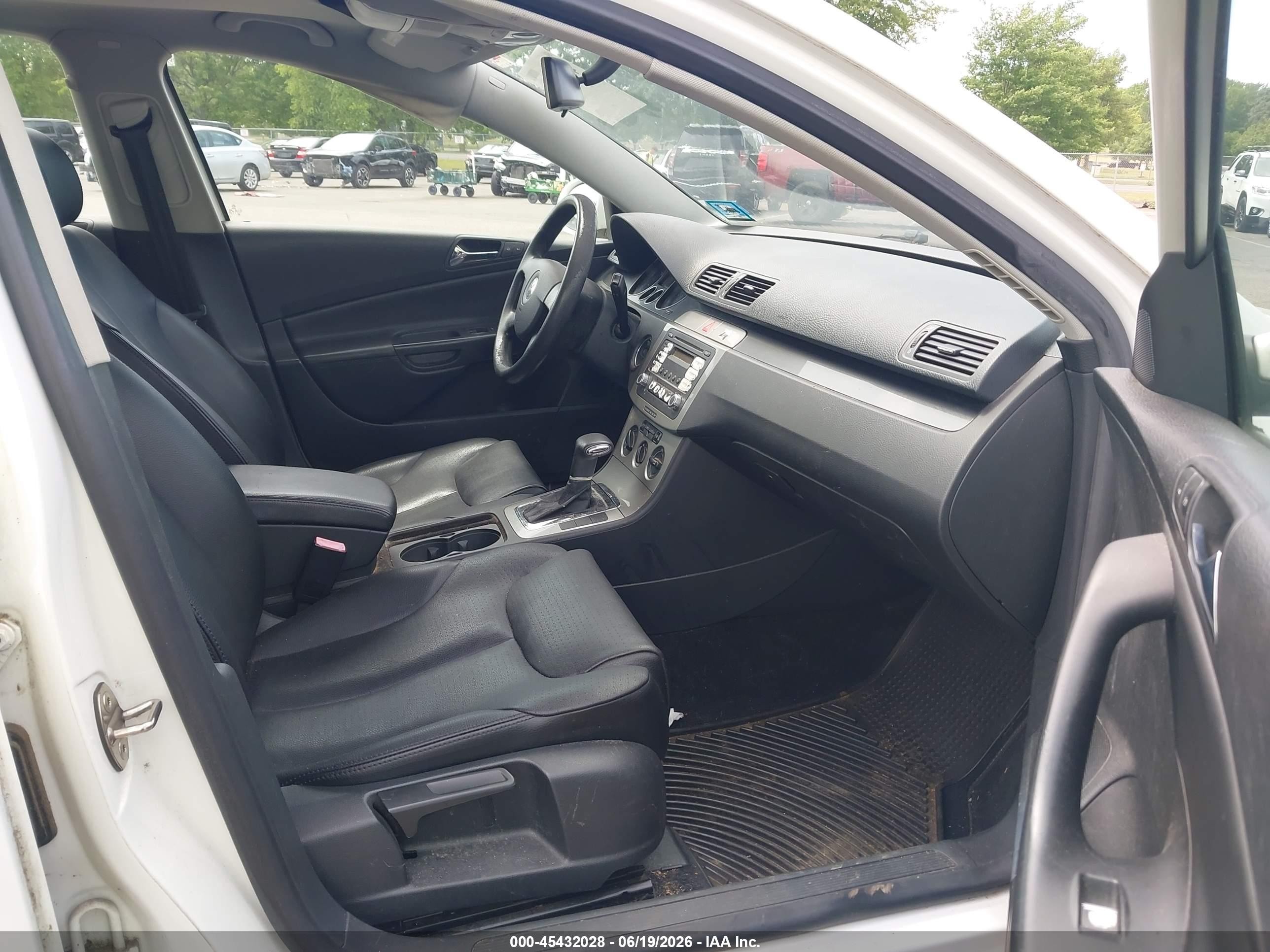 2007 Volkswagen Passat 2.0t White vin: WVWLK93C07E007495