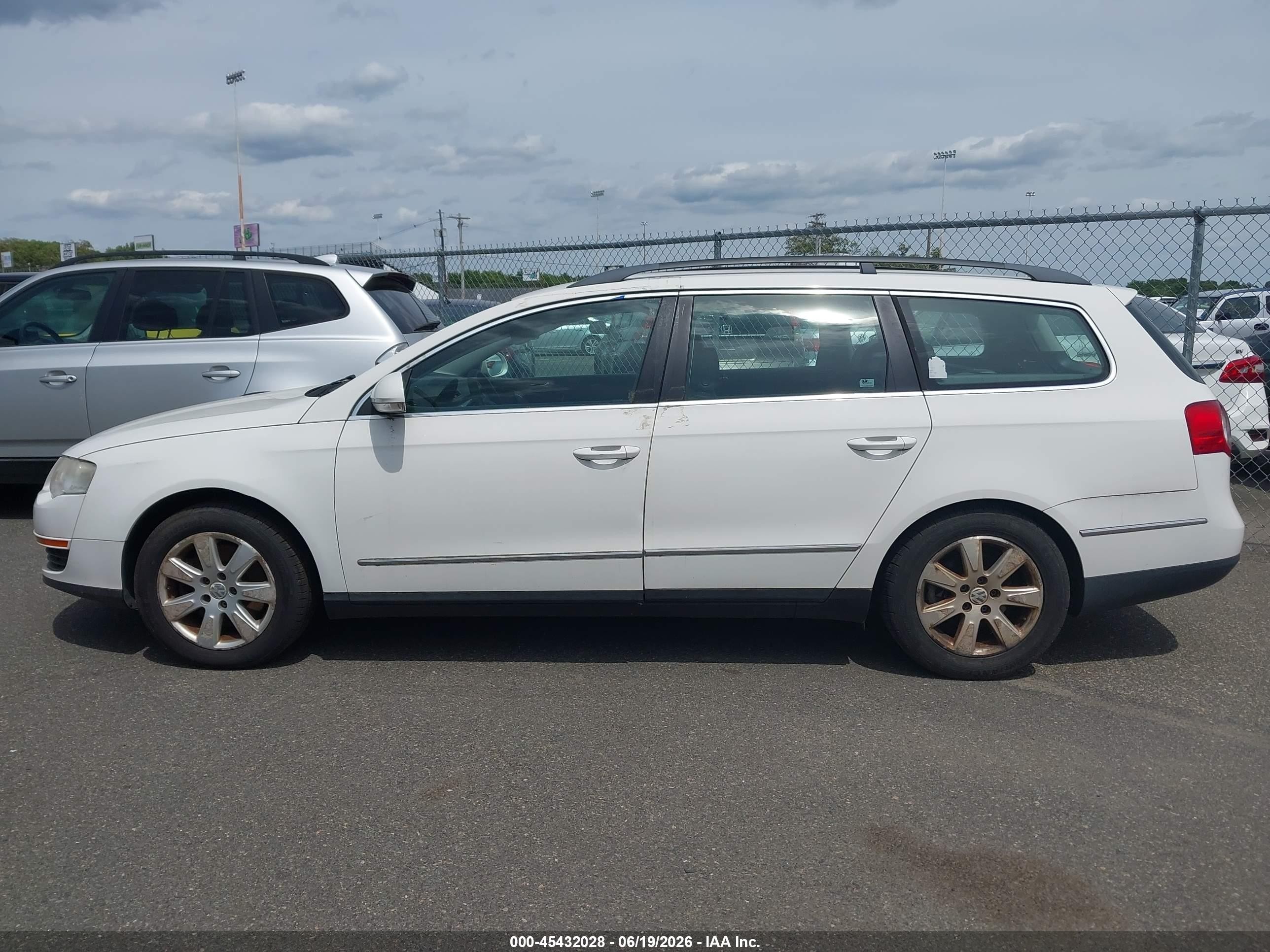 2007 Volkswagen Passat 2.0t White vin: WVWLK93C07E007495