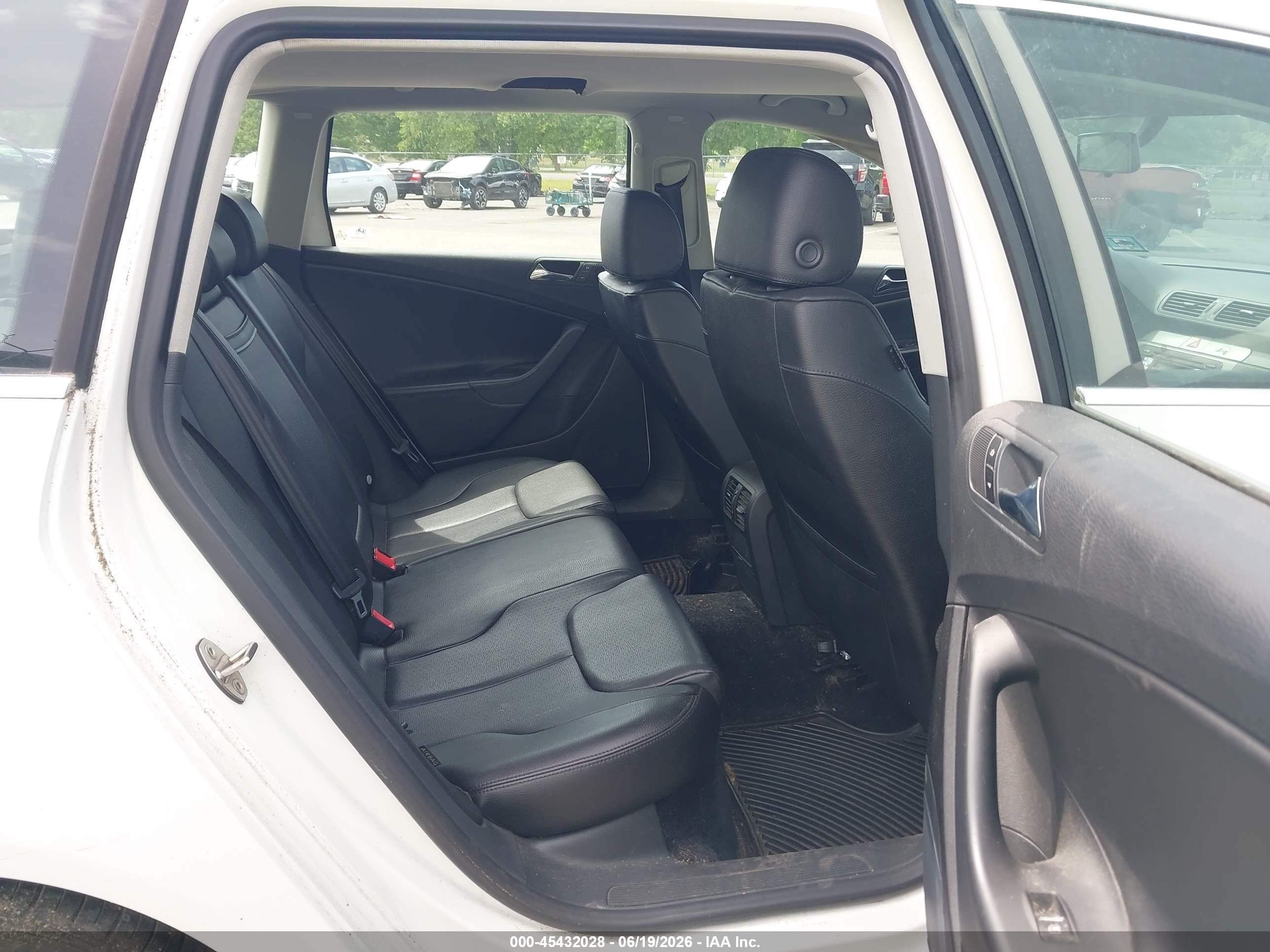 2007 Volkswagen Passat 2.0t White vin: WVWLK93C07E007495