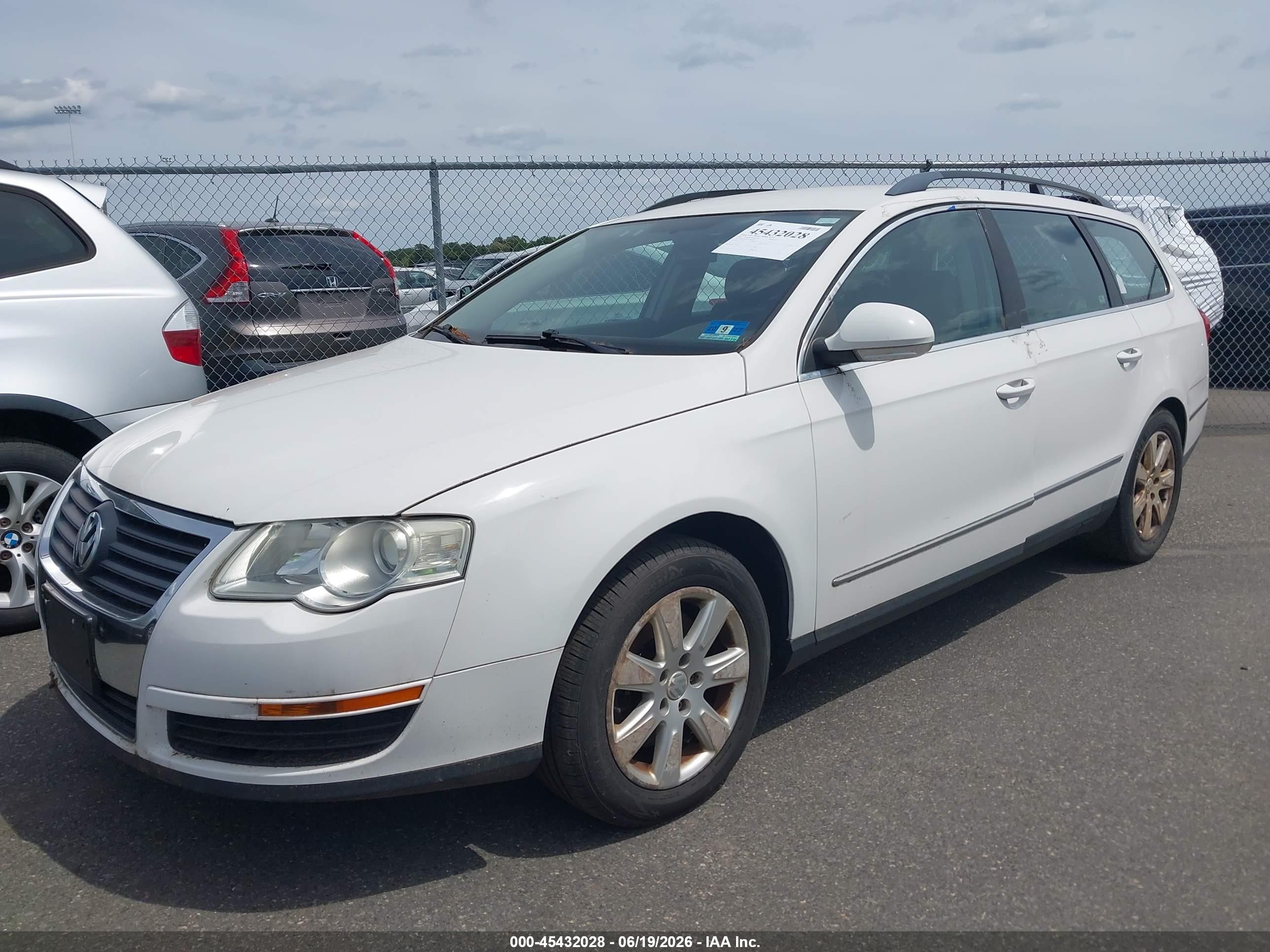 2007 Volkswagen Passat 2.0t White vin: WVWLK93C07E007495
