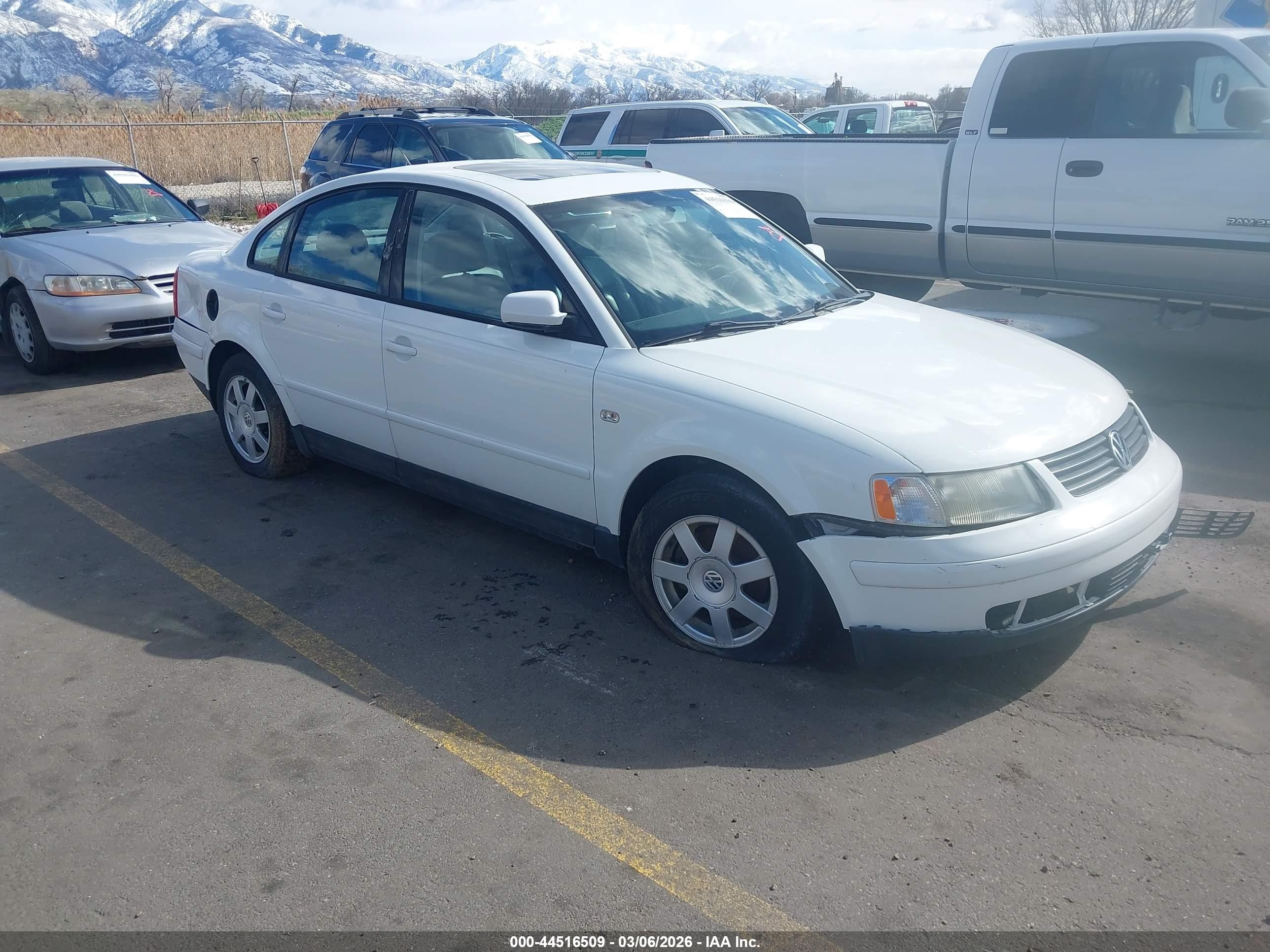 2000 Volkswagen Passat Gls White vin: WVWMA23B1YP305744