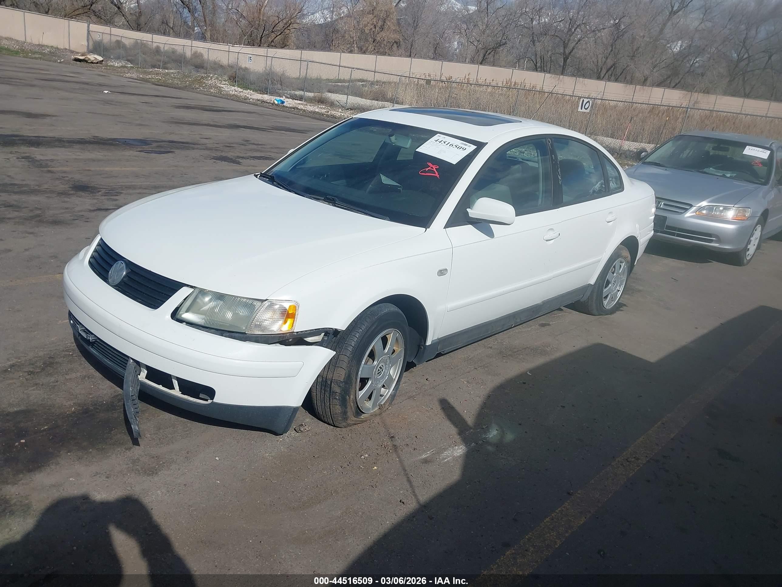 2000 Volkswagen Passat Gls White vin: WVWMA23B1YP305744