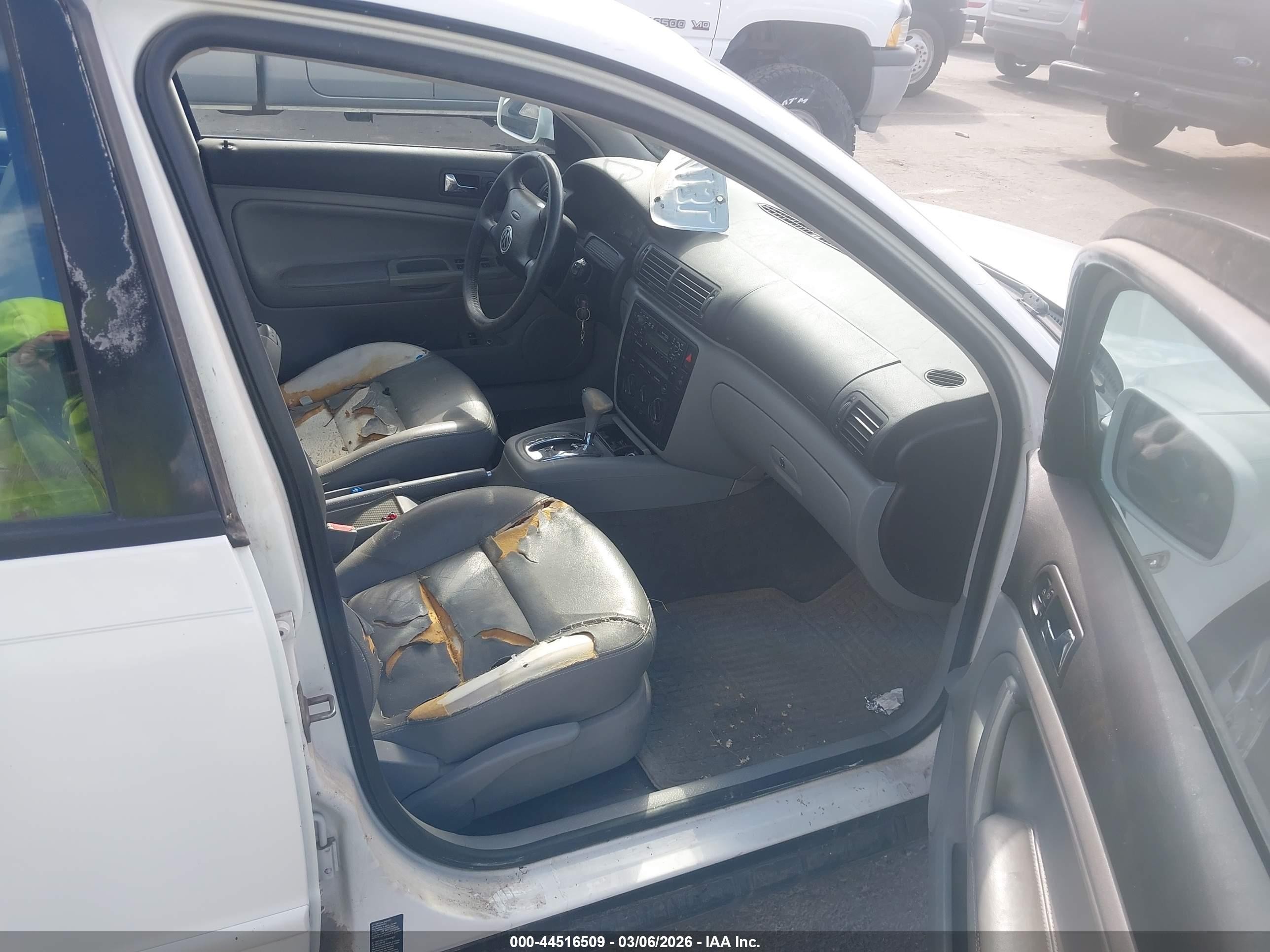 2000 Volkswagen Passat Gls White vin: WVWMA23B1YP305744