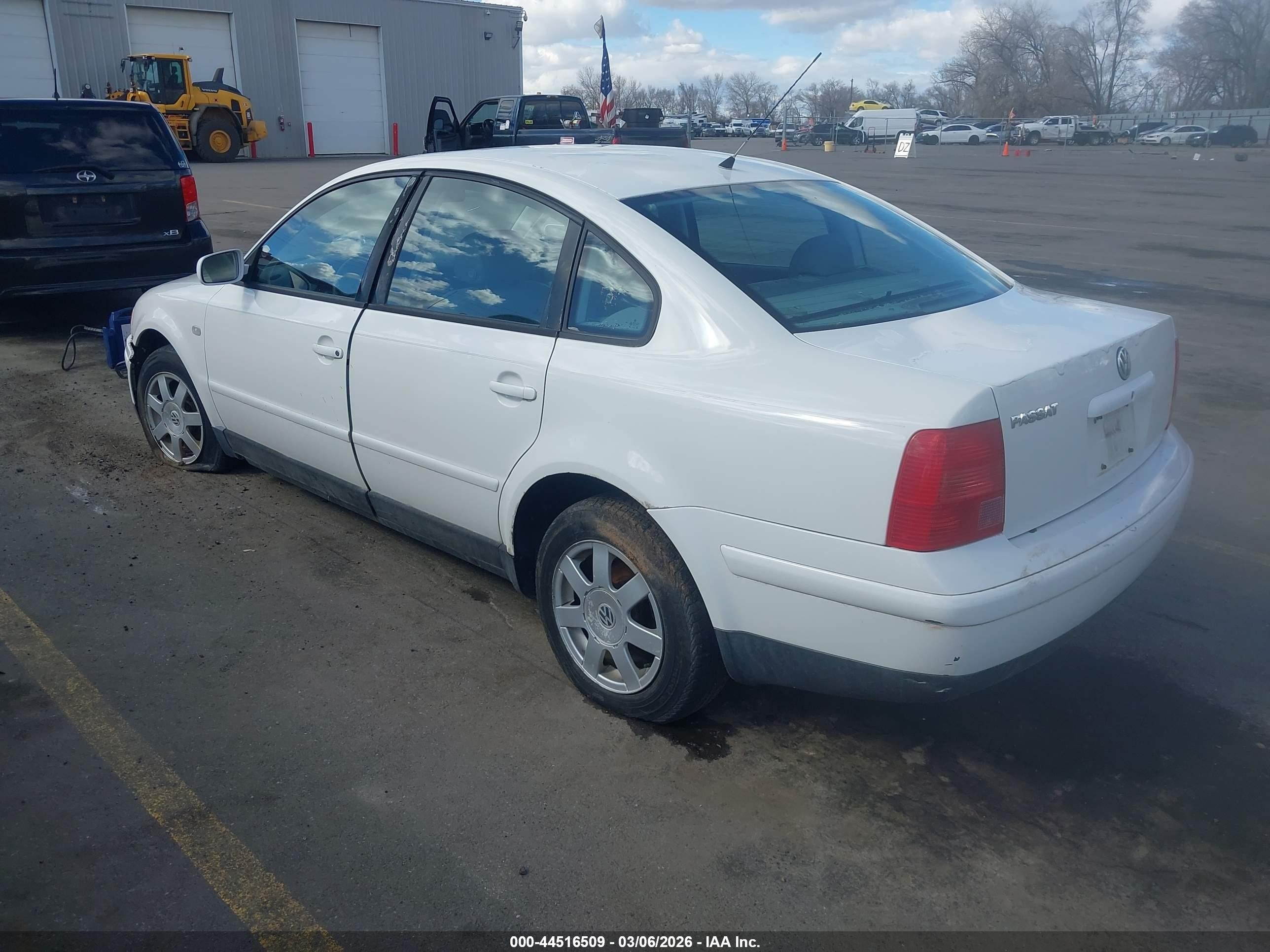 2000 Volkswagen Passat Gls White vin: WVWMA23B1YP305744