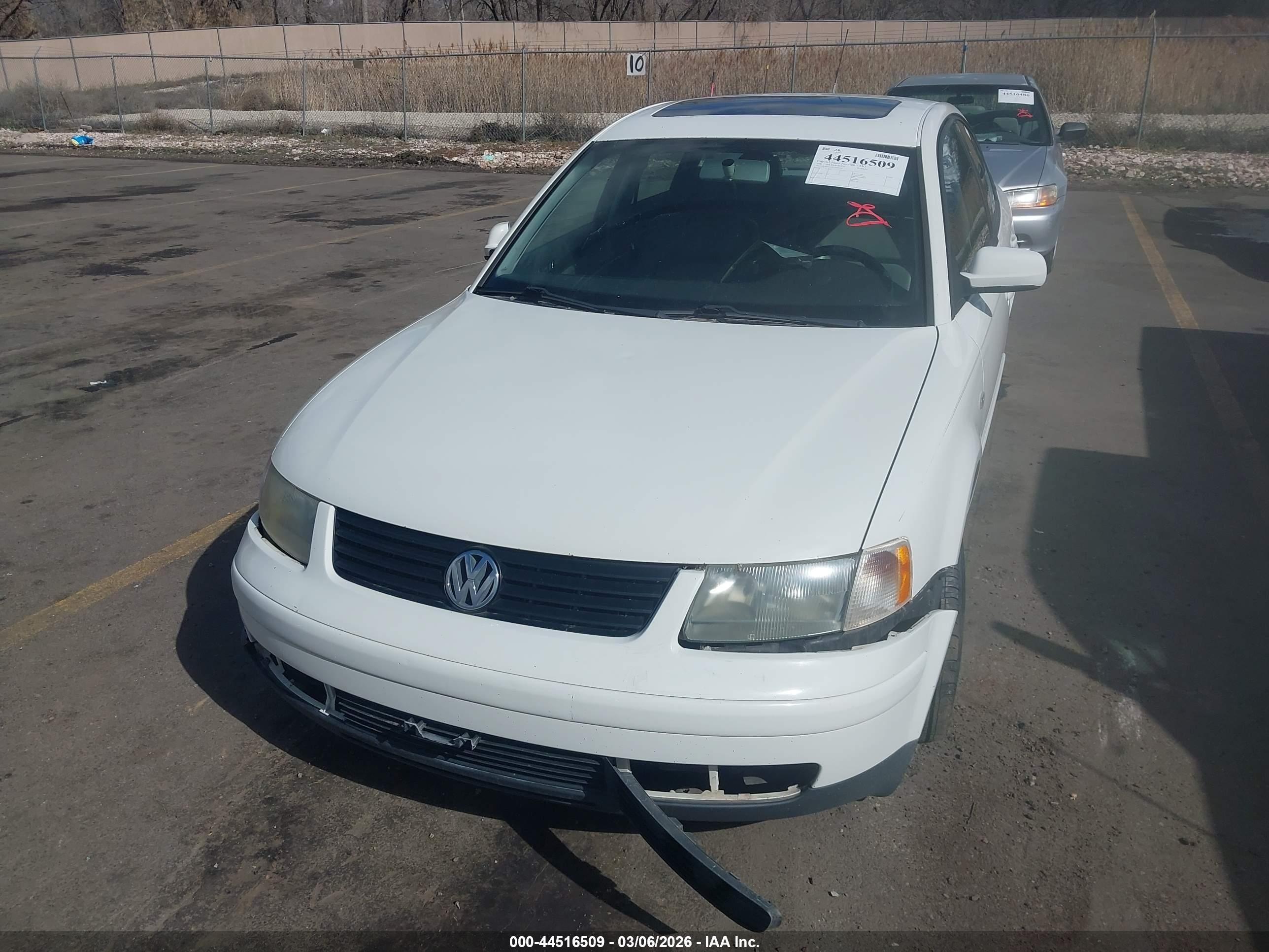 2000 Volkswagen Passat Gls White vin: WVWMA23B1YP305744