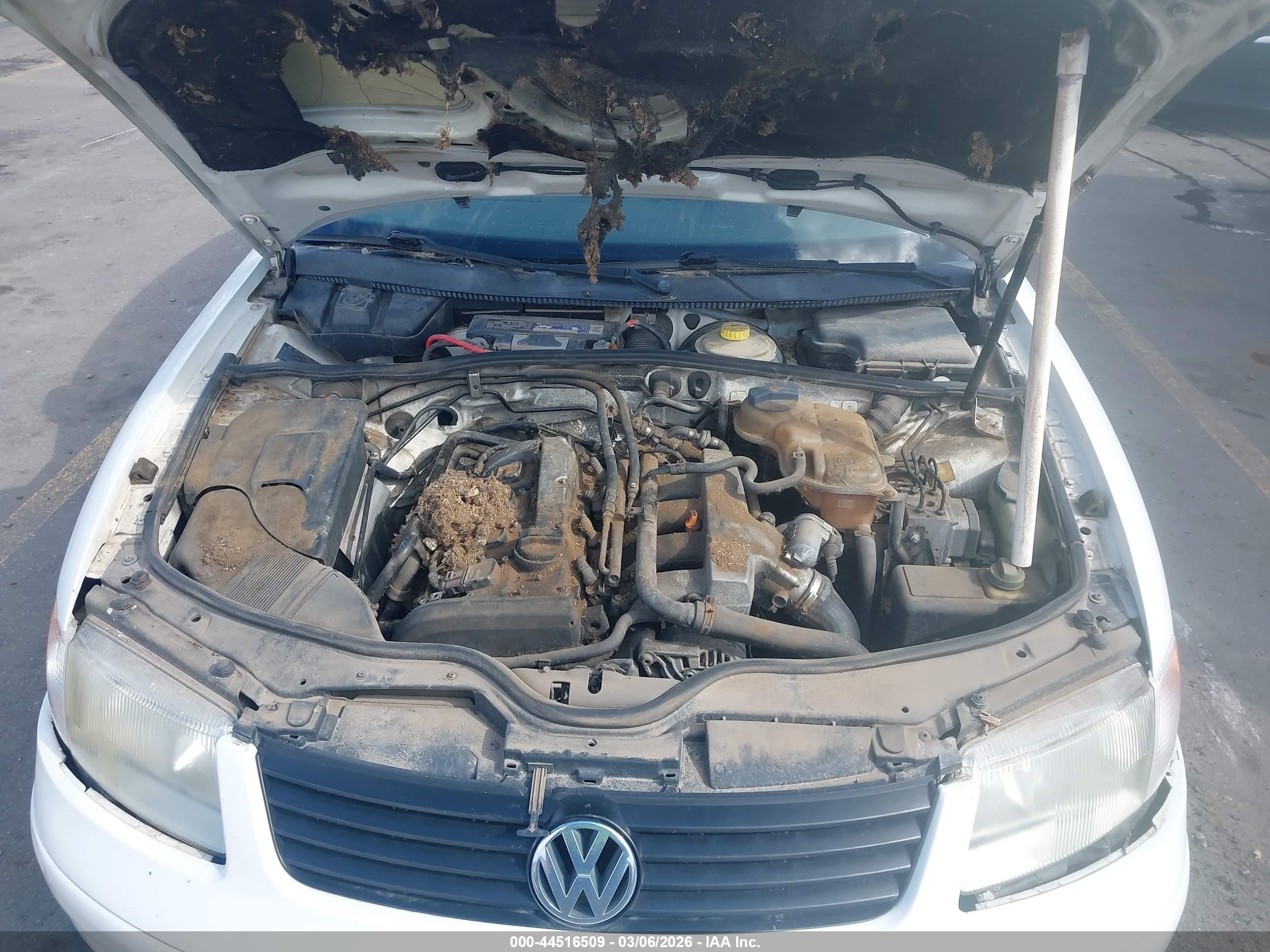 2000 Volkswagen Passat Gls White vin: WVWMA23B1YP305744