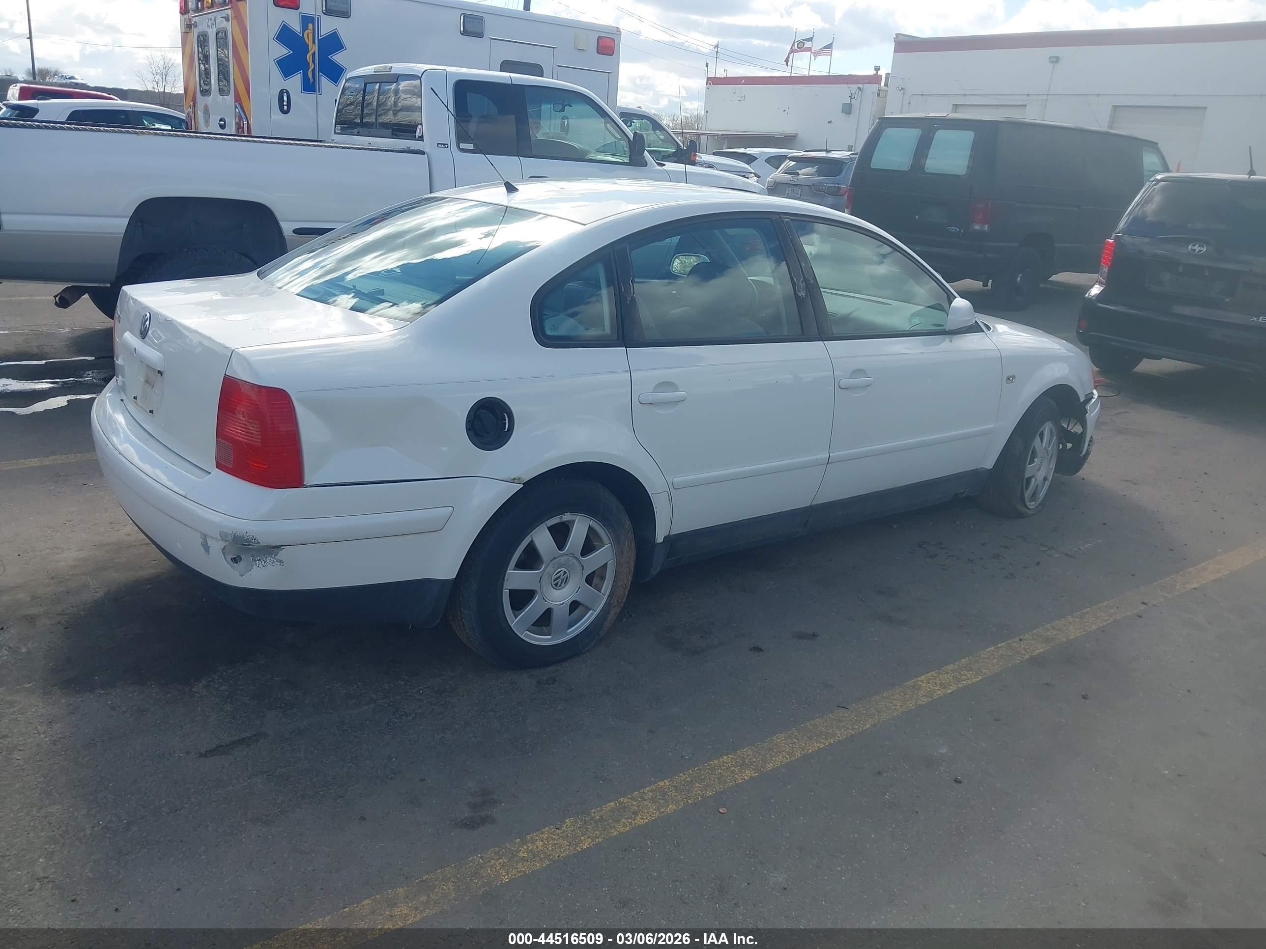 2000 Volkswagen Passat Gls White vin: WVWMA23B1YP305744