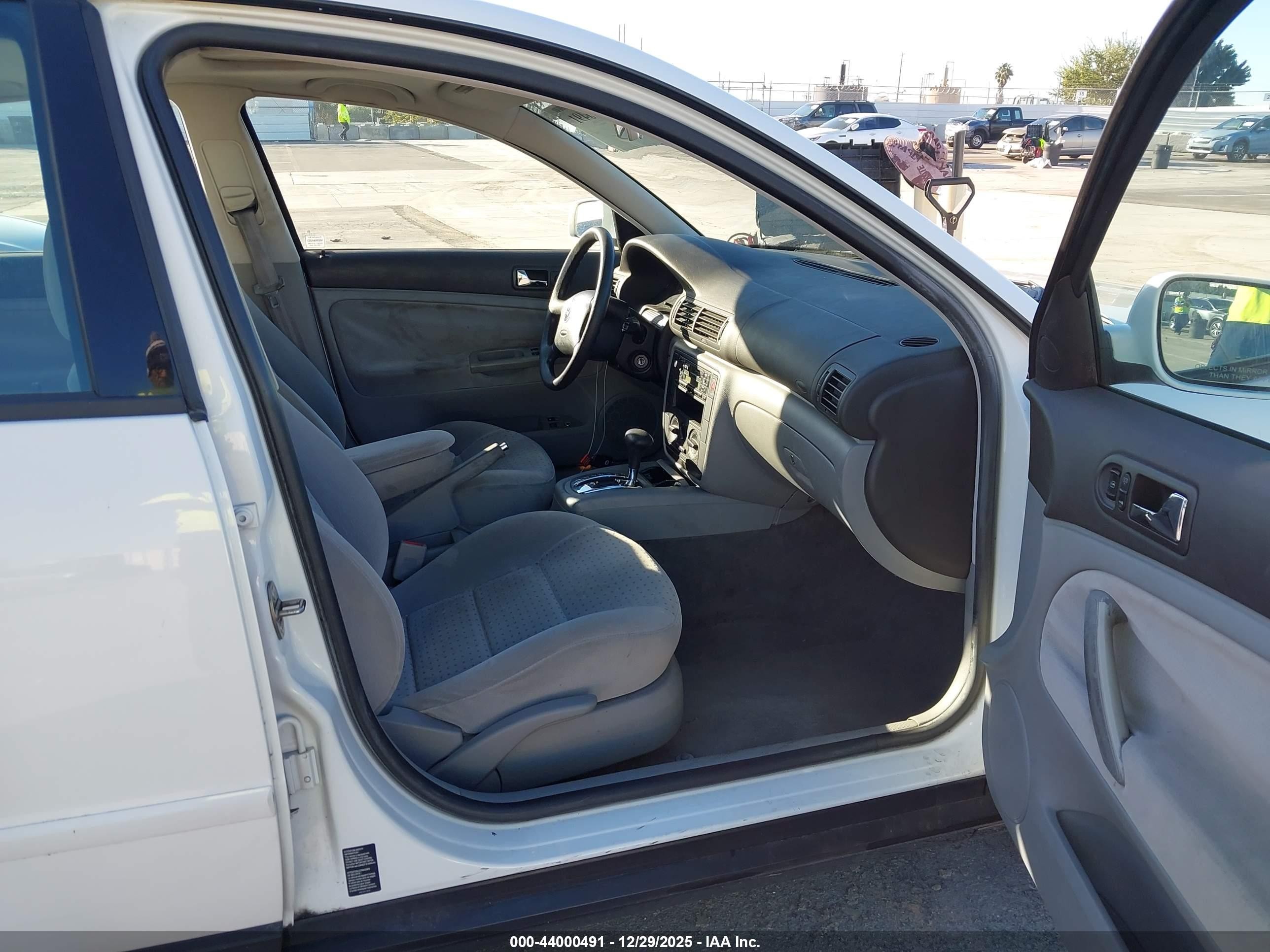 2000 Volkswagen Passat Gls White vin: WVWMA23B5YP304547
