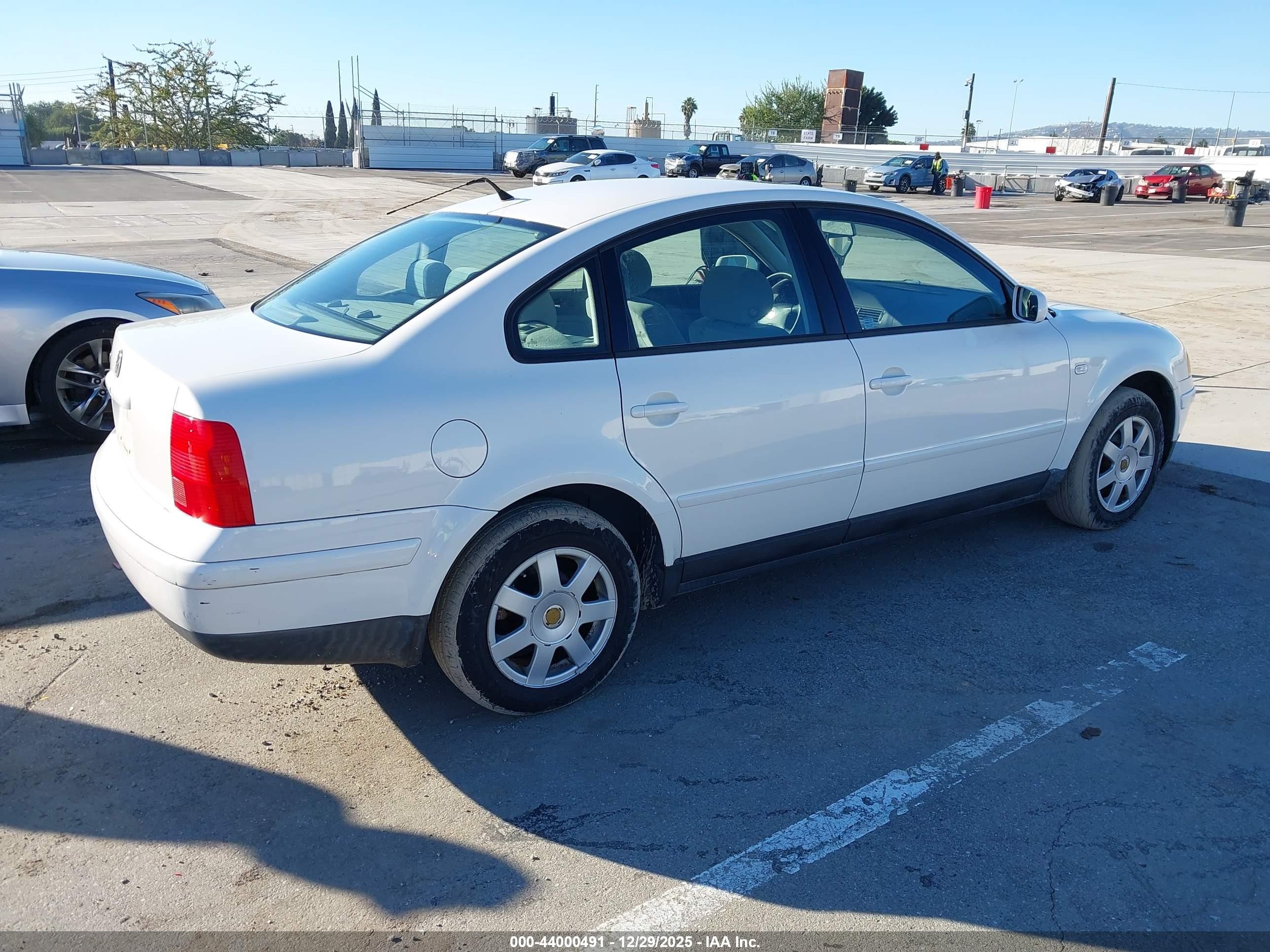 2000 Volkswagen Passat Gls White vin: WVWMA23B5YP304547