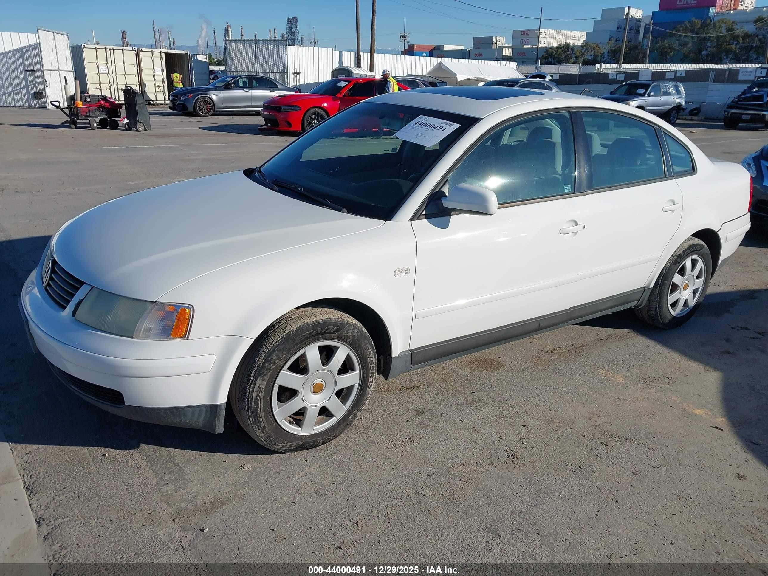 2000 Volkswagen Passat Gls White vin: WVWMA23B5YP304547