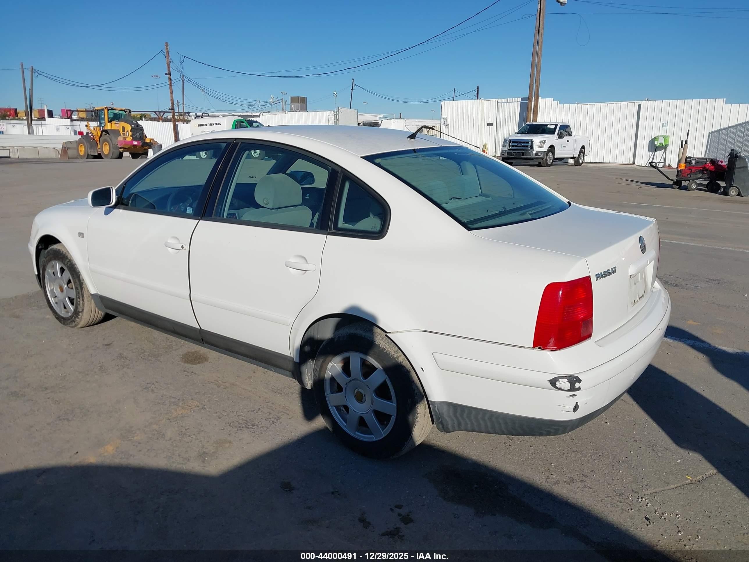 2000 Volkswagen Passat Gls White vin: WVWMA23B5YP304547