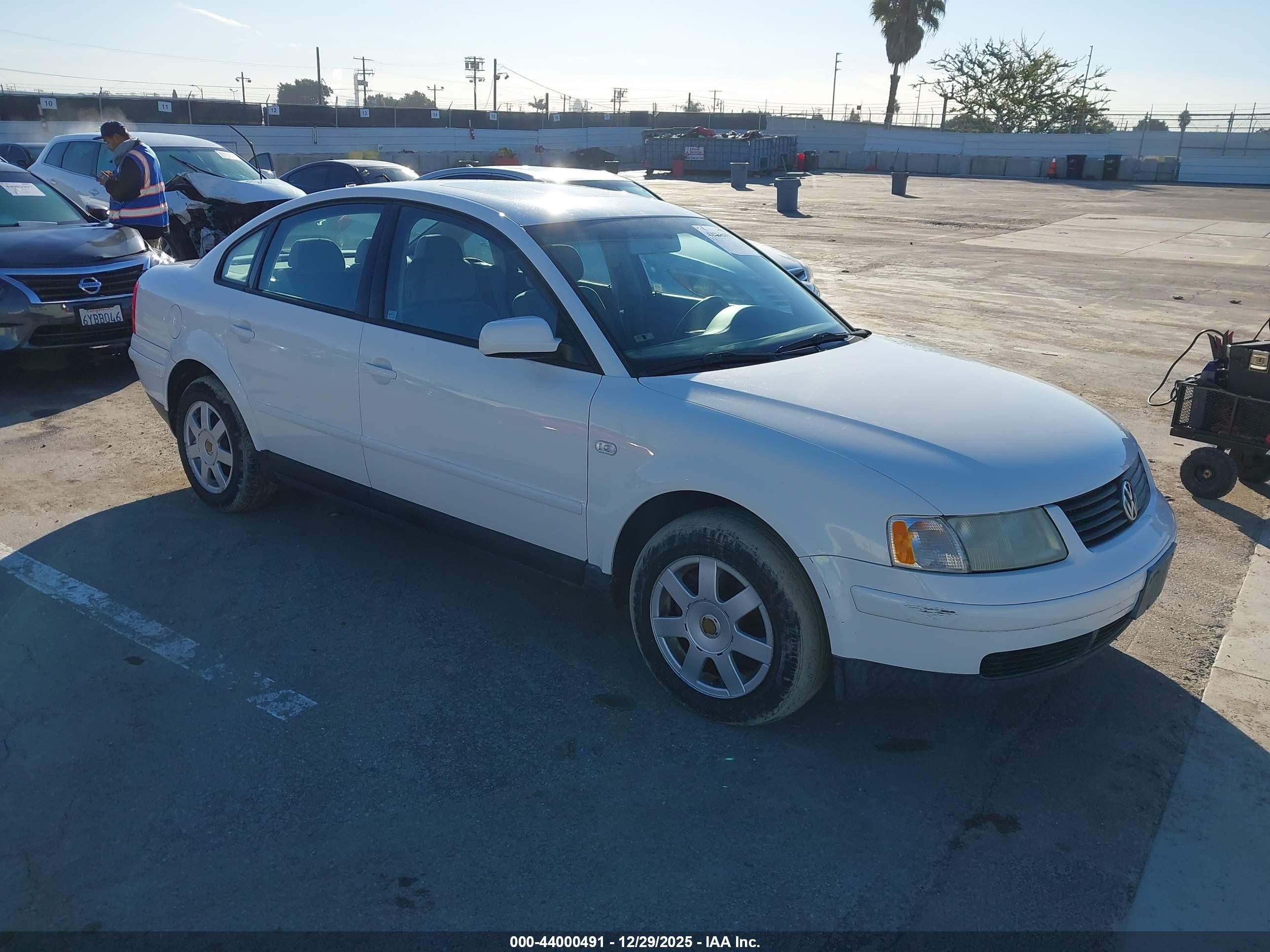 2000 Volkswagen Passat Gls White vin: WVWMA23B5YP304547